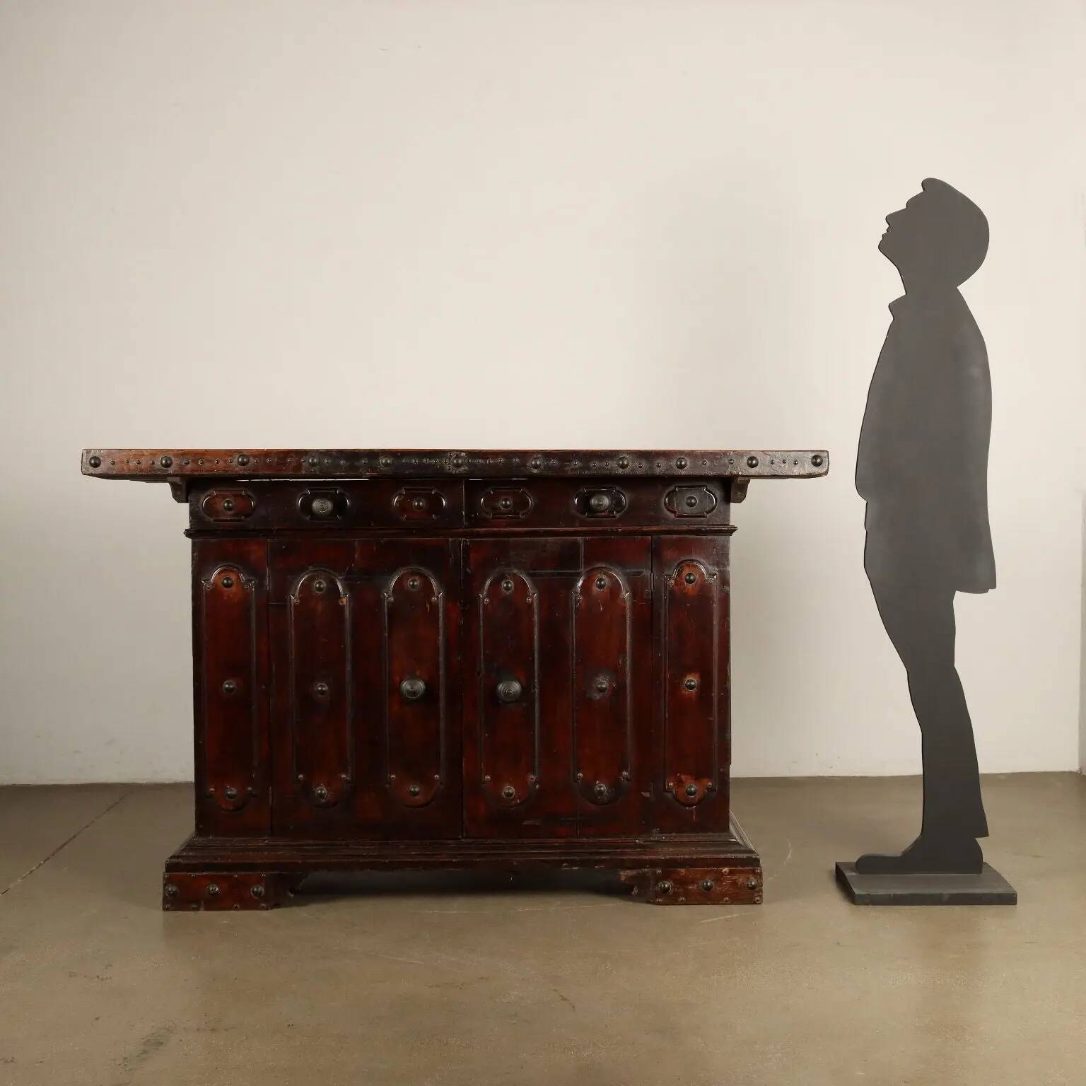 Ancient baroque buffet in walnut, Italy, 18th century