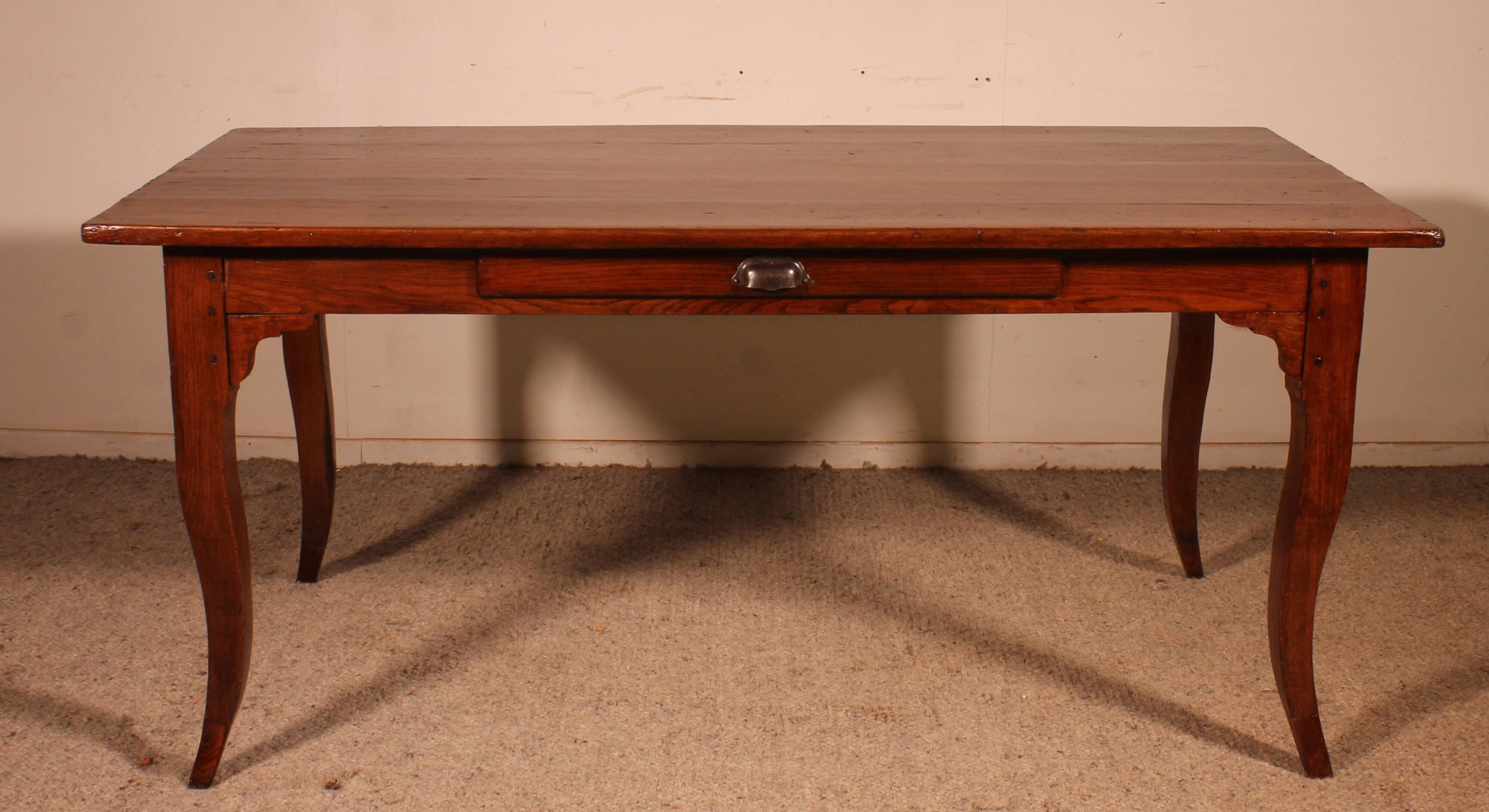 Louis XV table in oak, late 18th century.