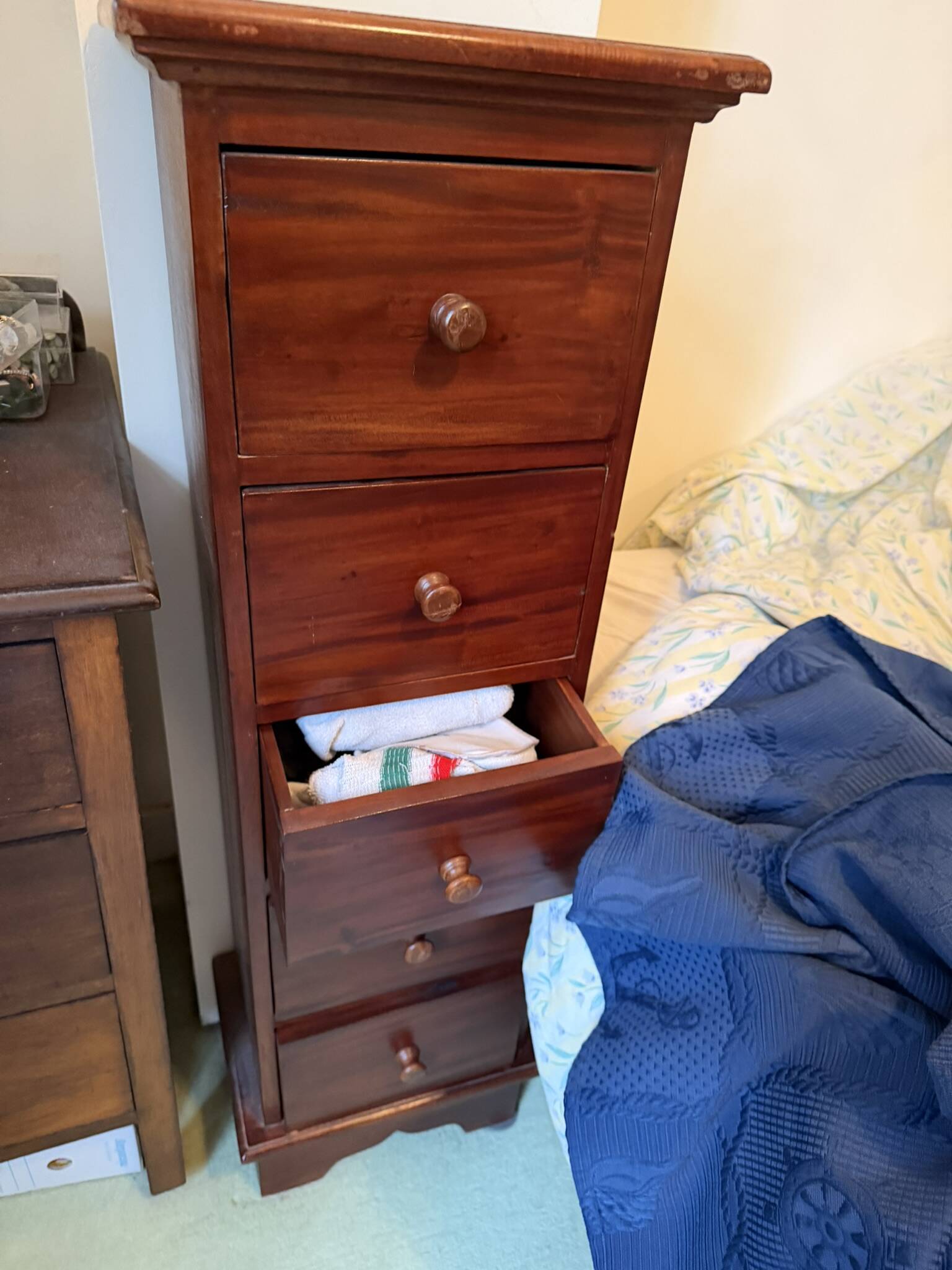 Five-drawer mahogany chest of drawers