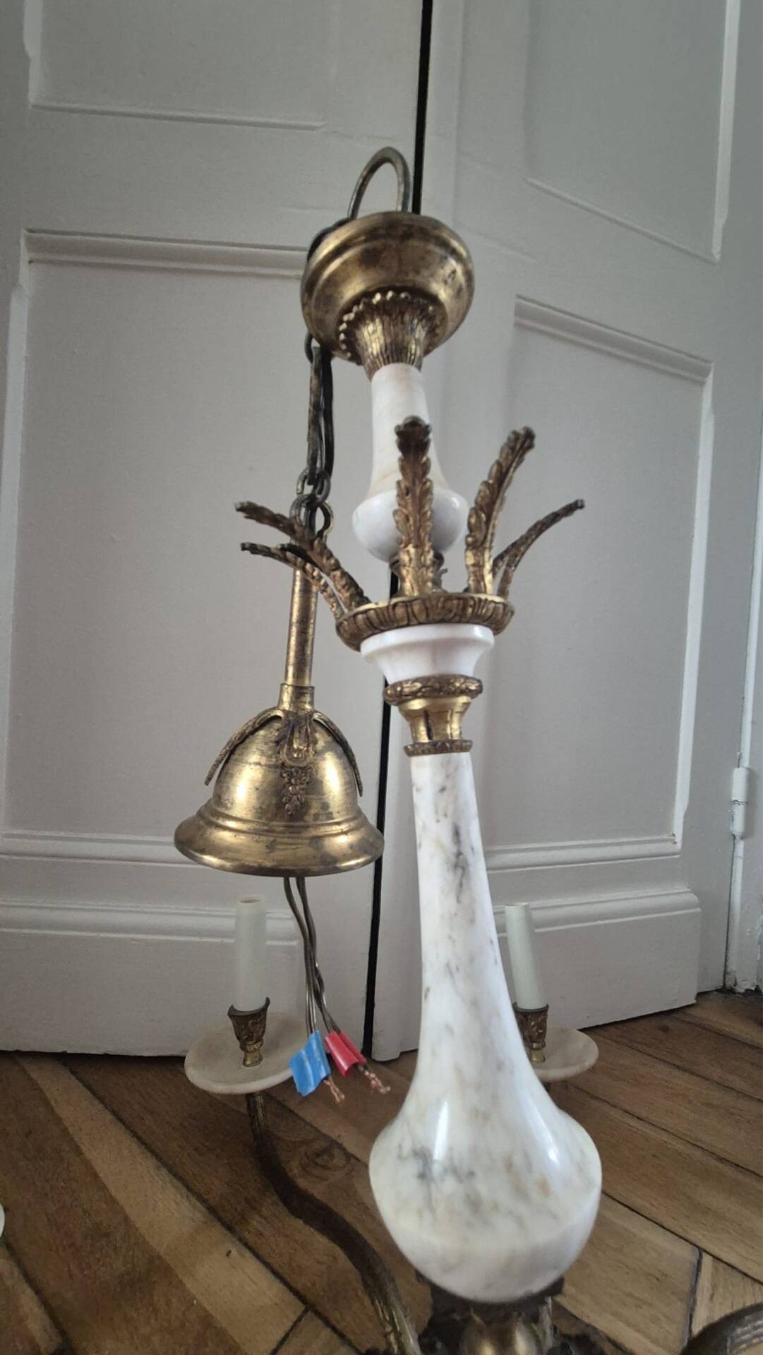 Lustre with 8 light arms in Hollywood Regency style – Gold brass and marble
