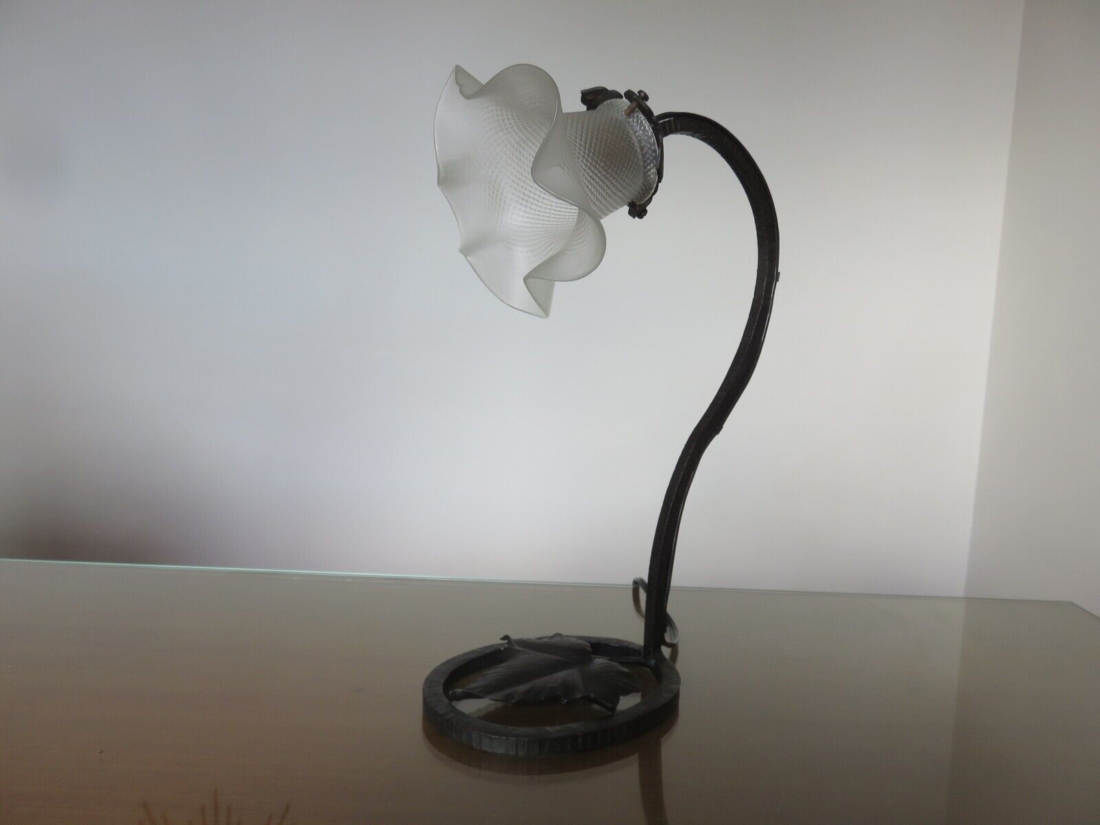 Art deco lamp in hammered wrought iron and tulip in glass, 30s 40s