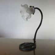 Art deco lamp in hammered wrought iron and tulip in glass, 30s 40s