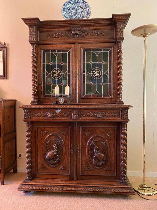 Buffet deux corps, style Henri II, noyer, vitraux, colonnes torsadées