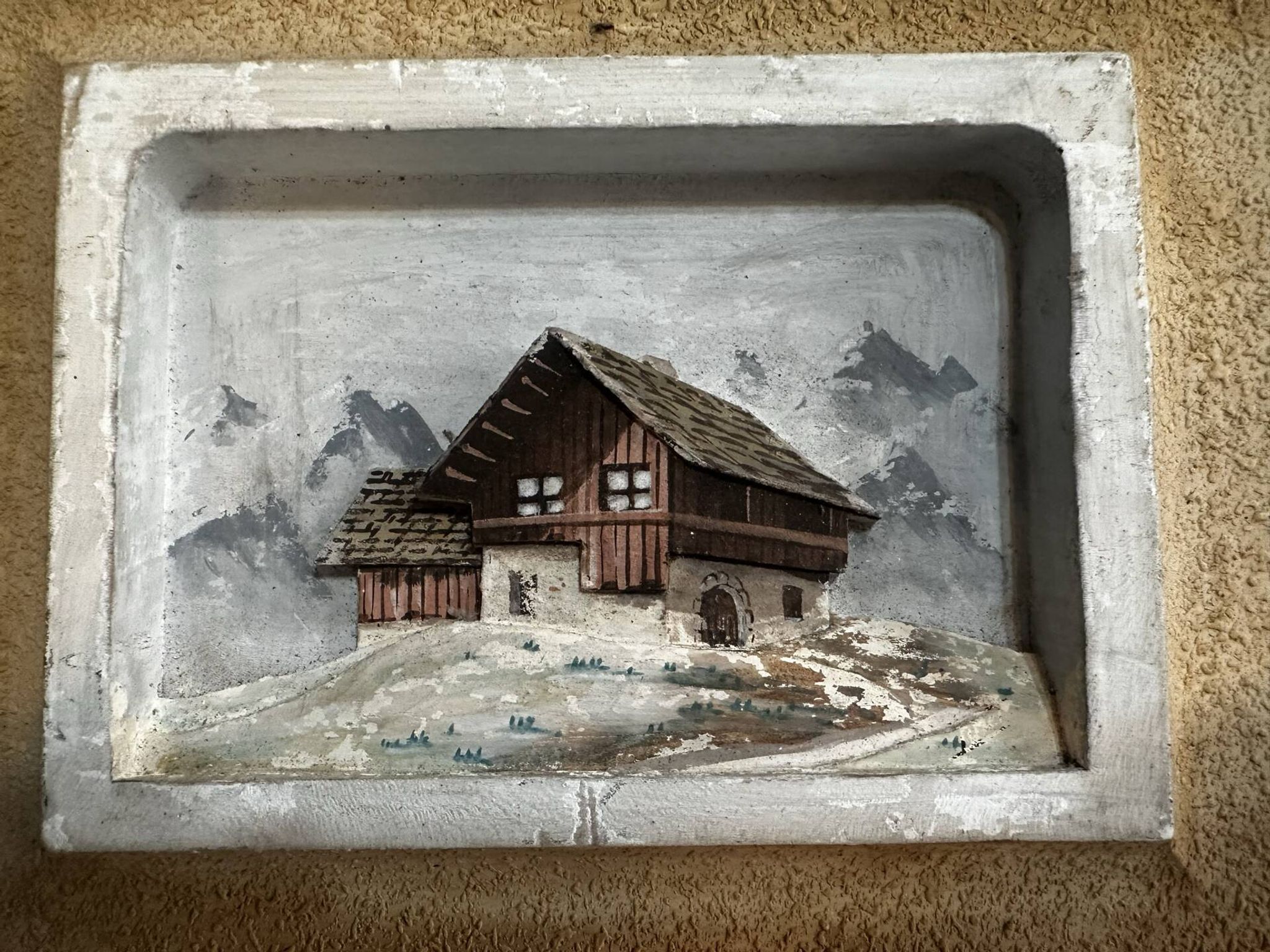 Tableau alpin vintage en bois sculpté et peint