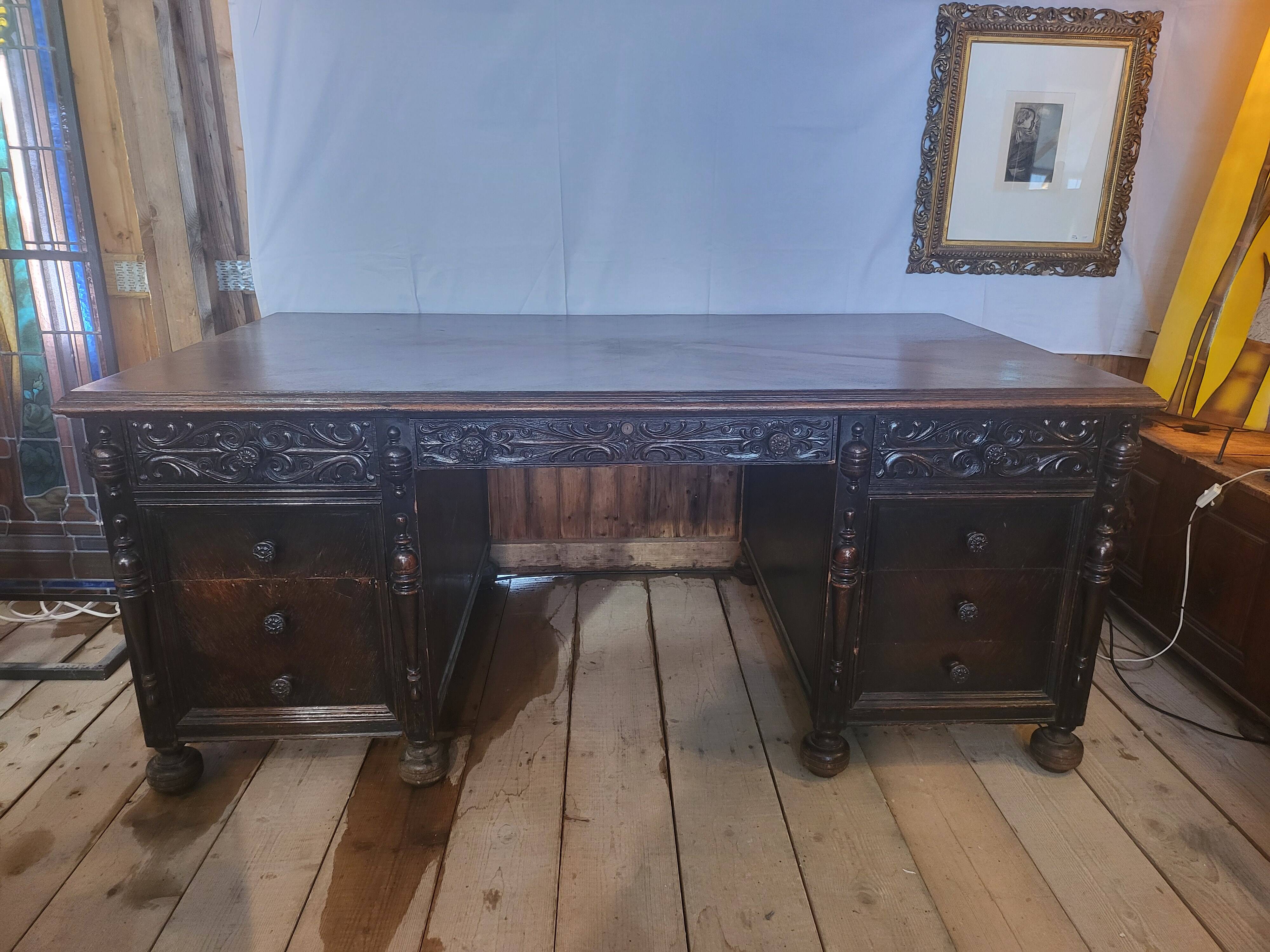 Grand Bureau Américain toutes faces Sculpté "Leopold Desk Co." – Circa 1920