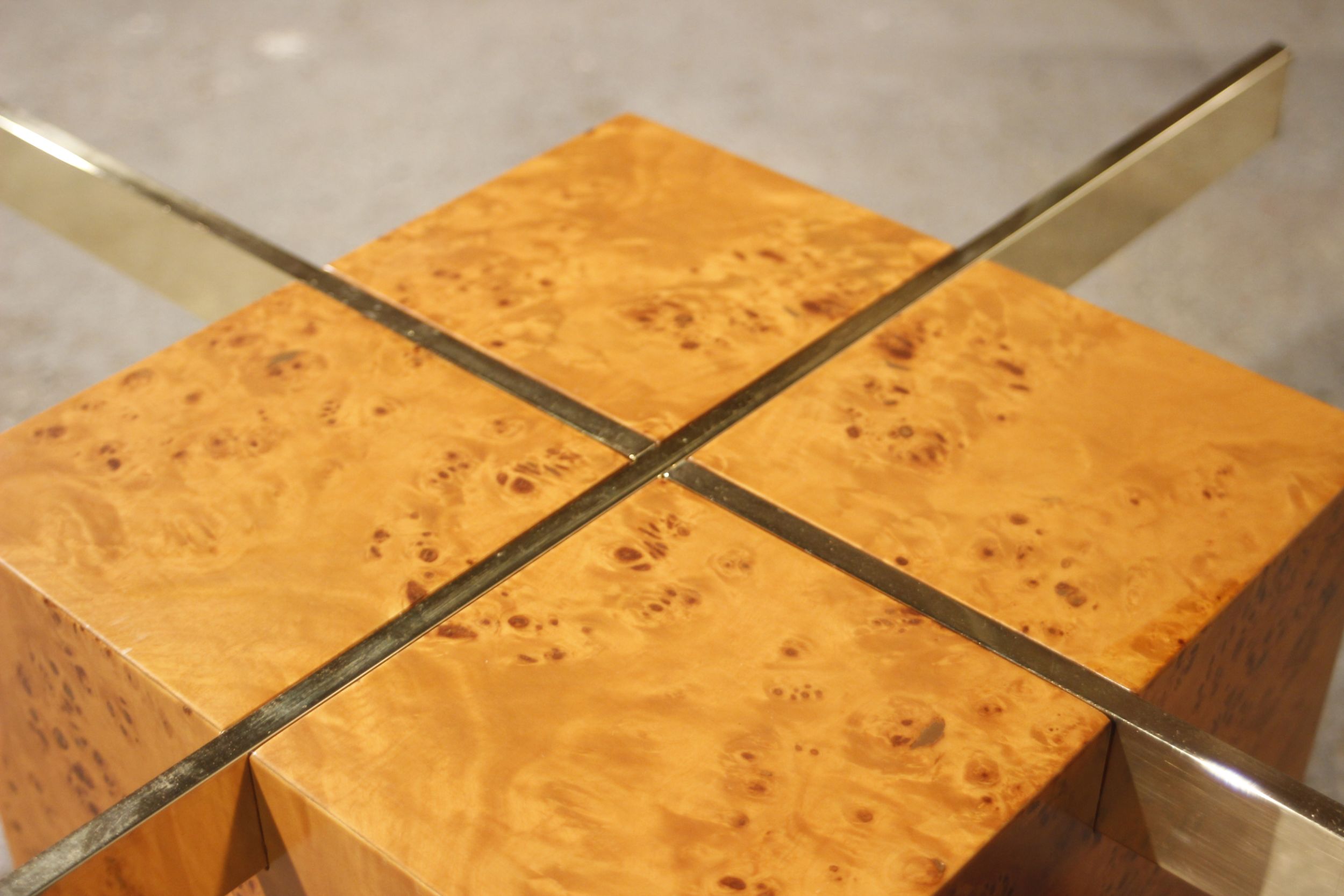 Table basse en loupe d'orme et verre trempé par Jean Claude Mahey pour roche bobois années 70