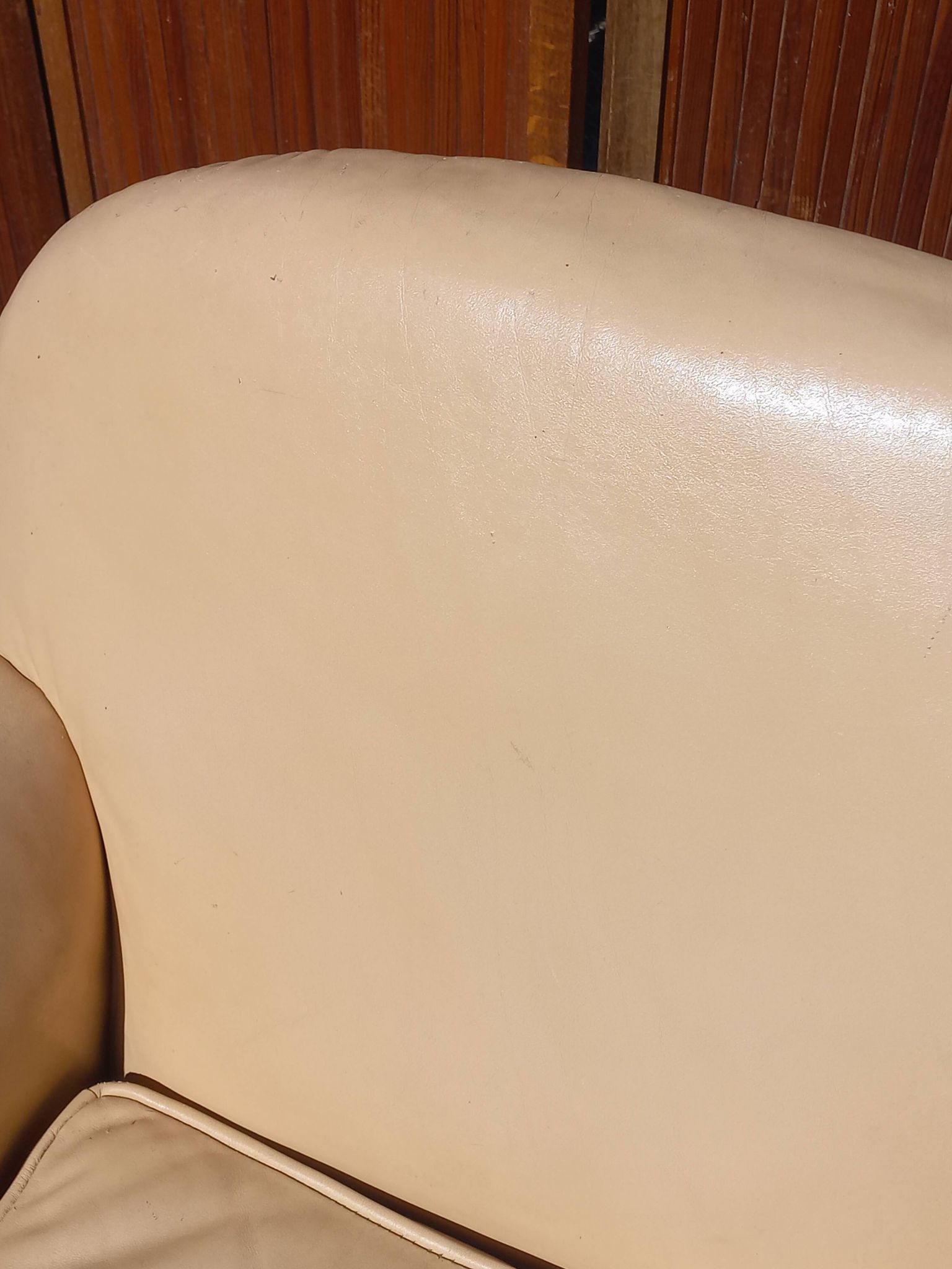 Pair of 1930s club armchairs in ivory leather.