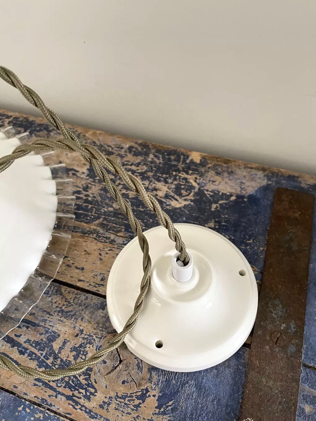 Set of two white opaline suspensions