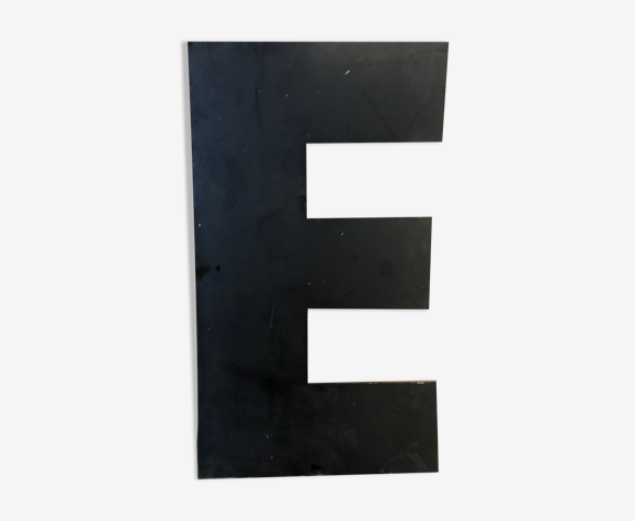 Lettre noire « E »