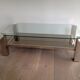 Table basse chromée à plateaux de verre et miroir