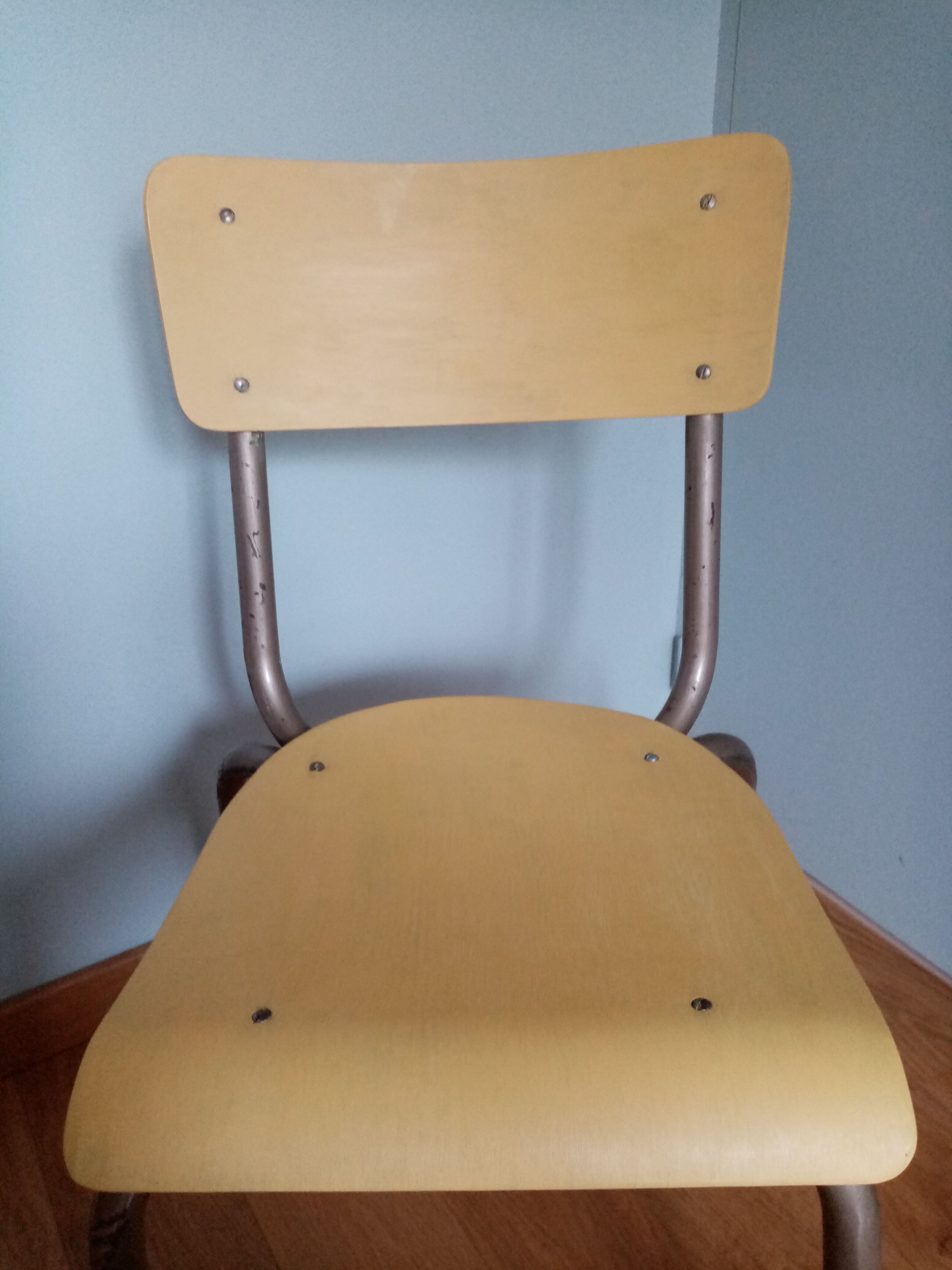 Chaise d'école adulte revisitée en jaune