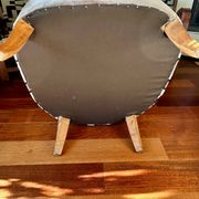 Paire fauteuils crapauds beige tissu bouclette et son repose pieds