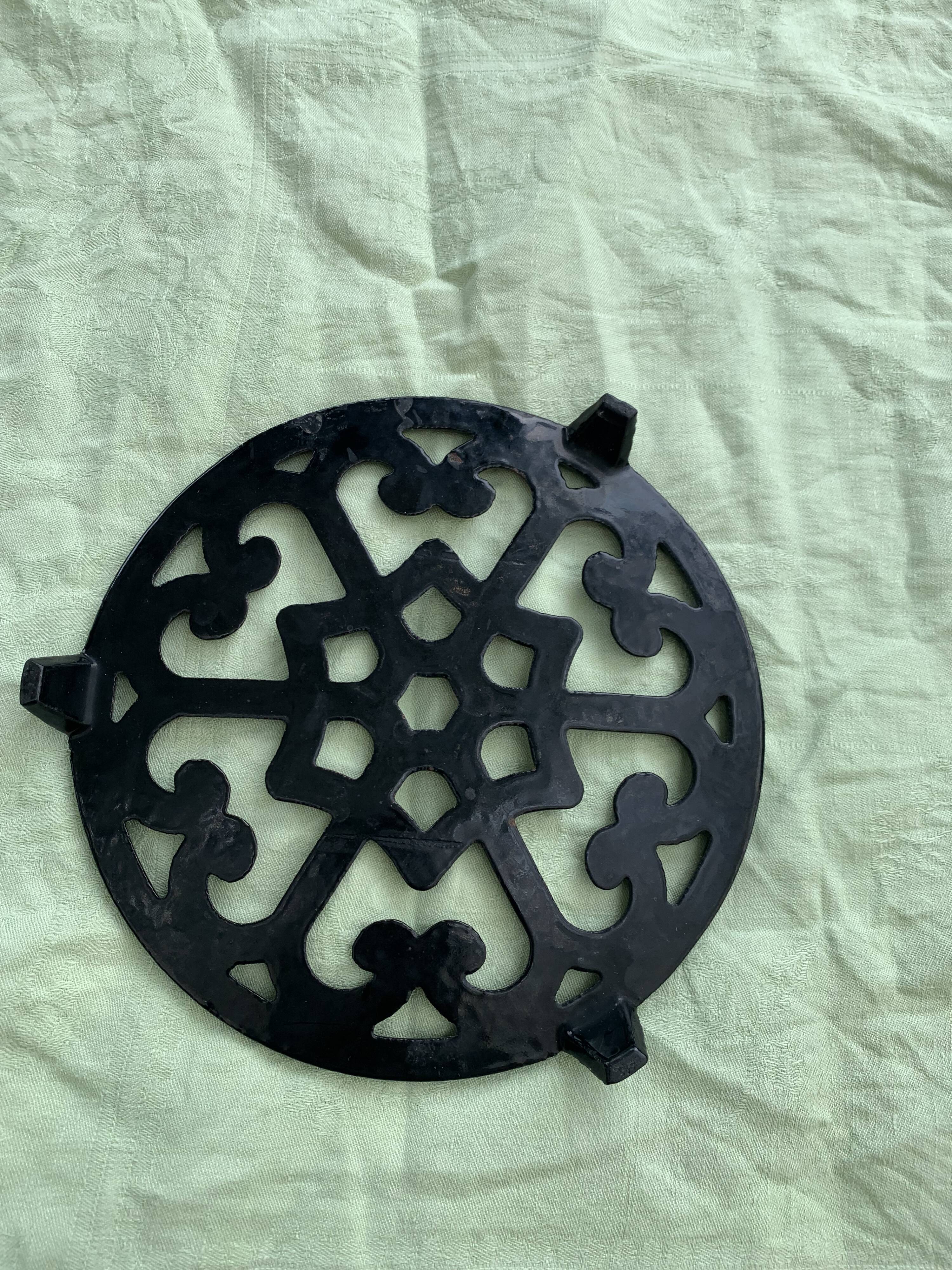 Ancien dessous de plat en fonte émaillée .Décors vigne