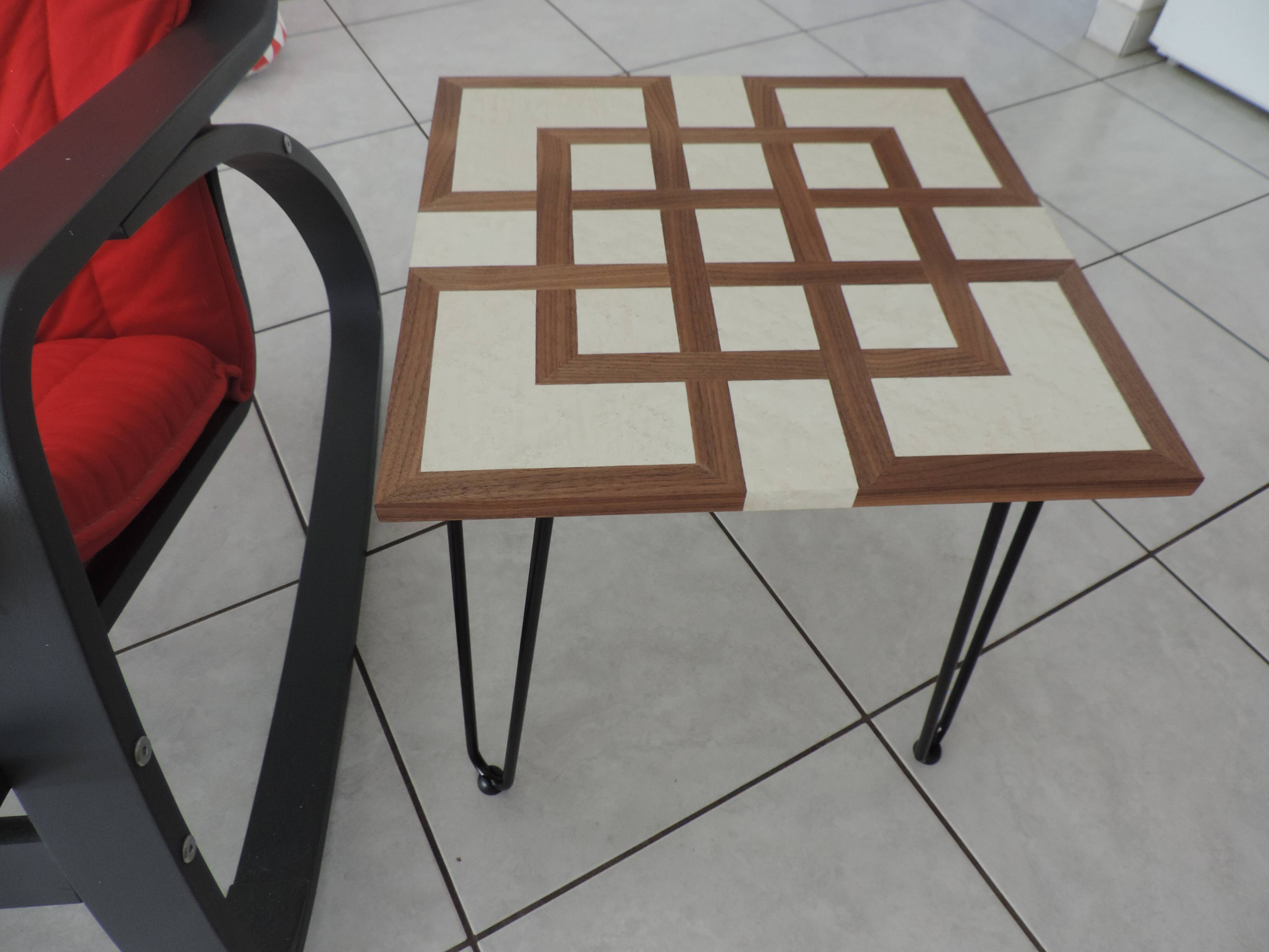 Table d'appoint en noyer américain et érable moucheté blanchi