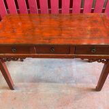 Red lacquer desk, Qing period of the XIXth century, opening to three drawers
