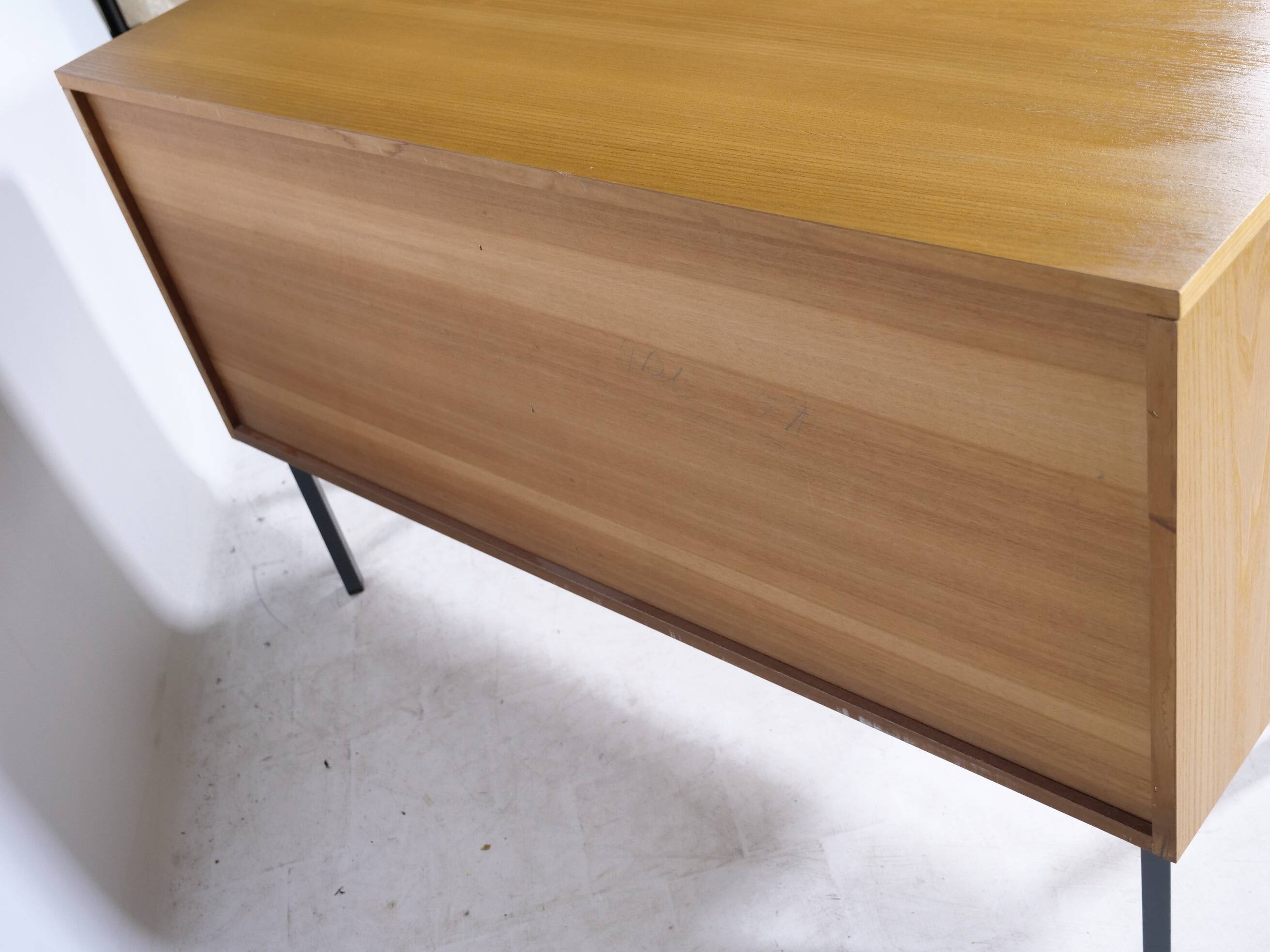 Buffet vintage design des années 50 avec pieds en métal, années 1960.
