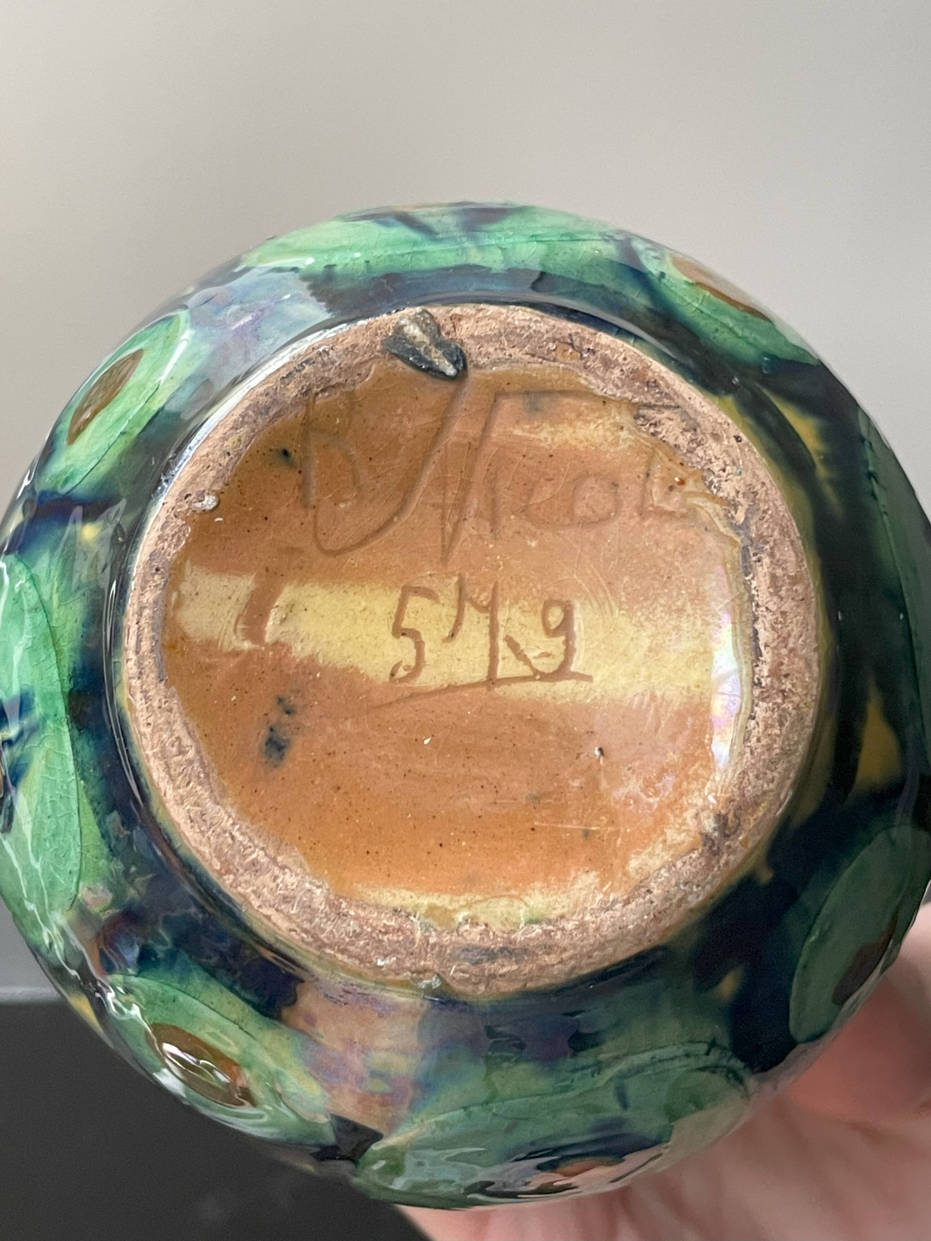 Une paire de vases verts et jaunes