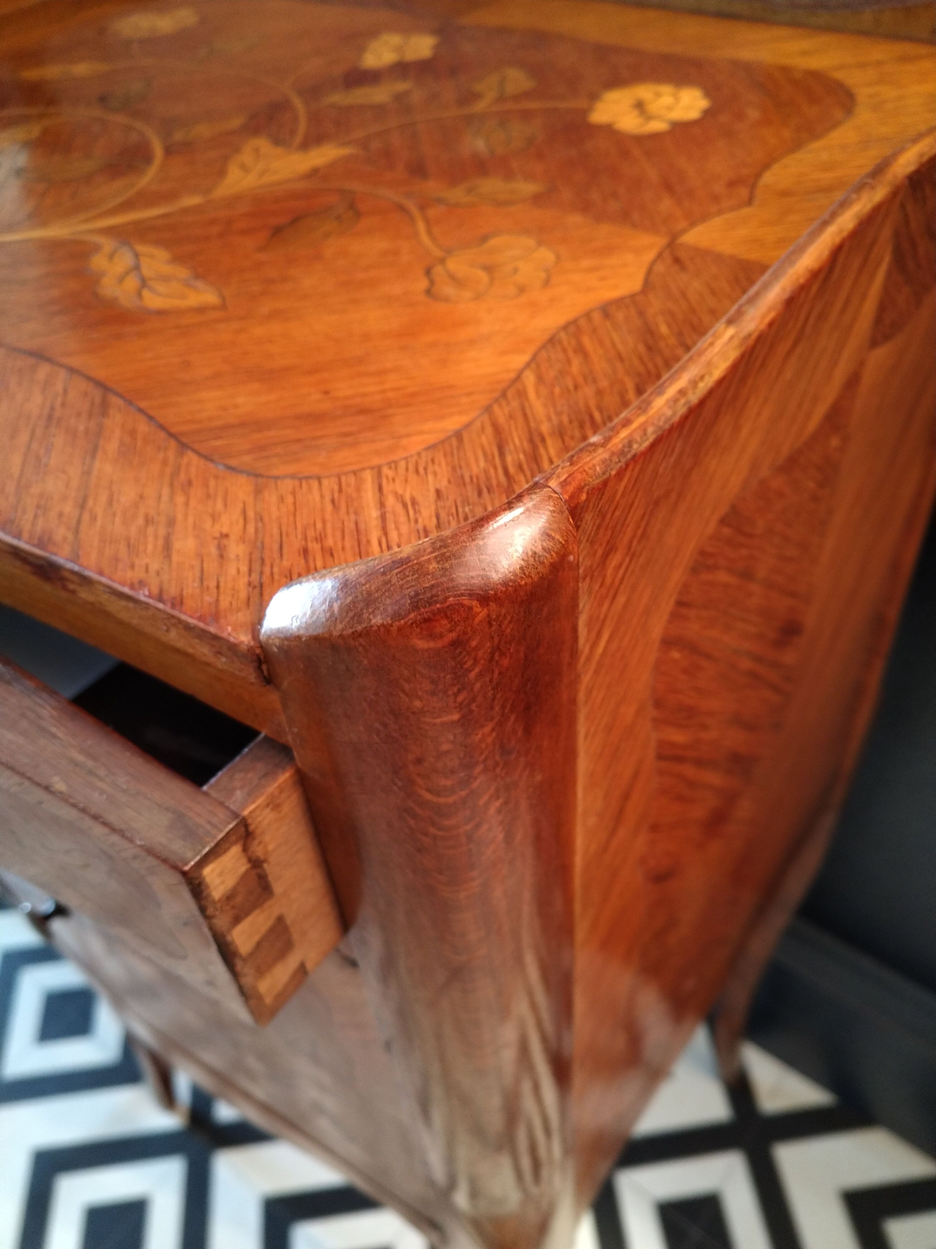 Bedside style transition floral décor