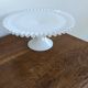 Ancien présentoir en verre opale blanc dentelé