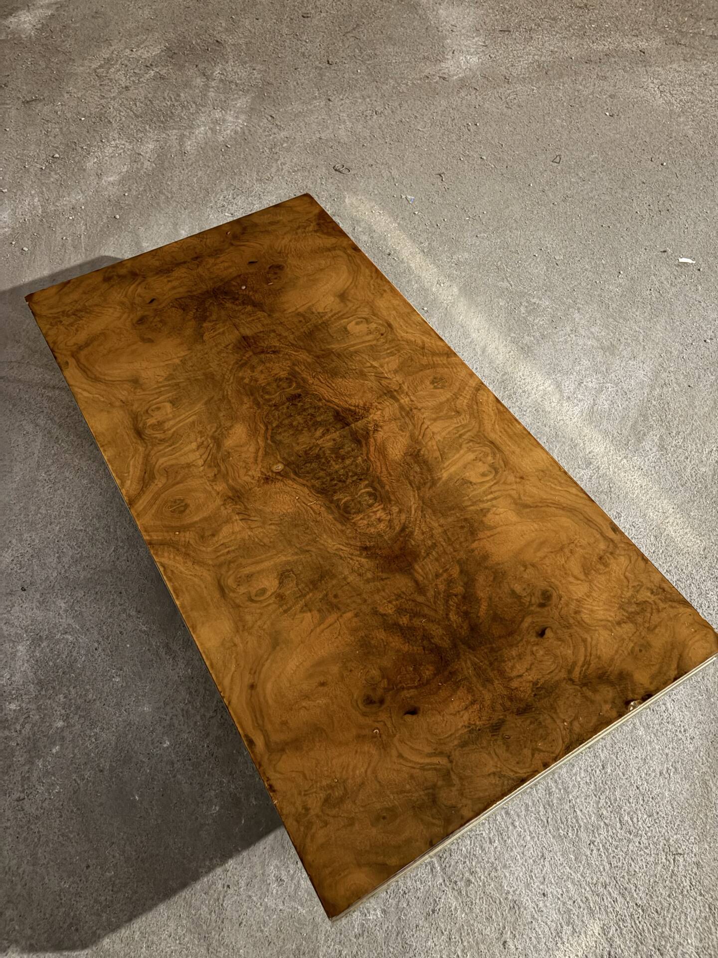 Elm burl coffee table and brass 70s Roche Bobois