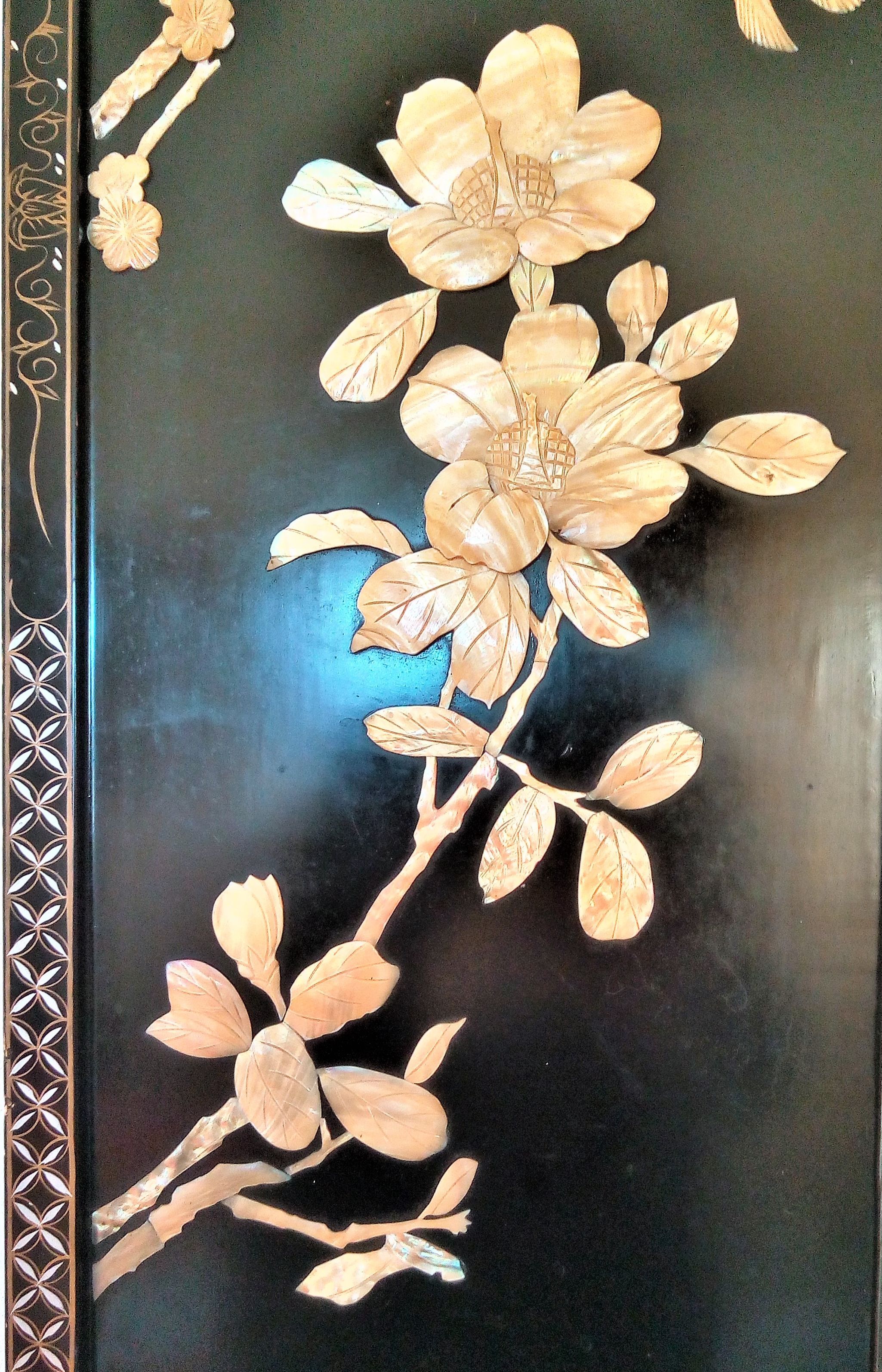 Panneau en bois laqué noir motifs d'oiseaux et de branches fleuries en ivoire et en nacre, fin XIX