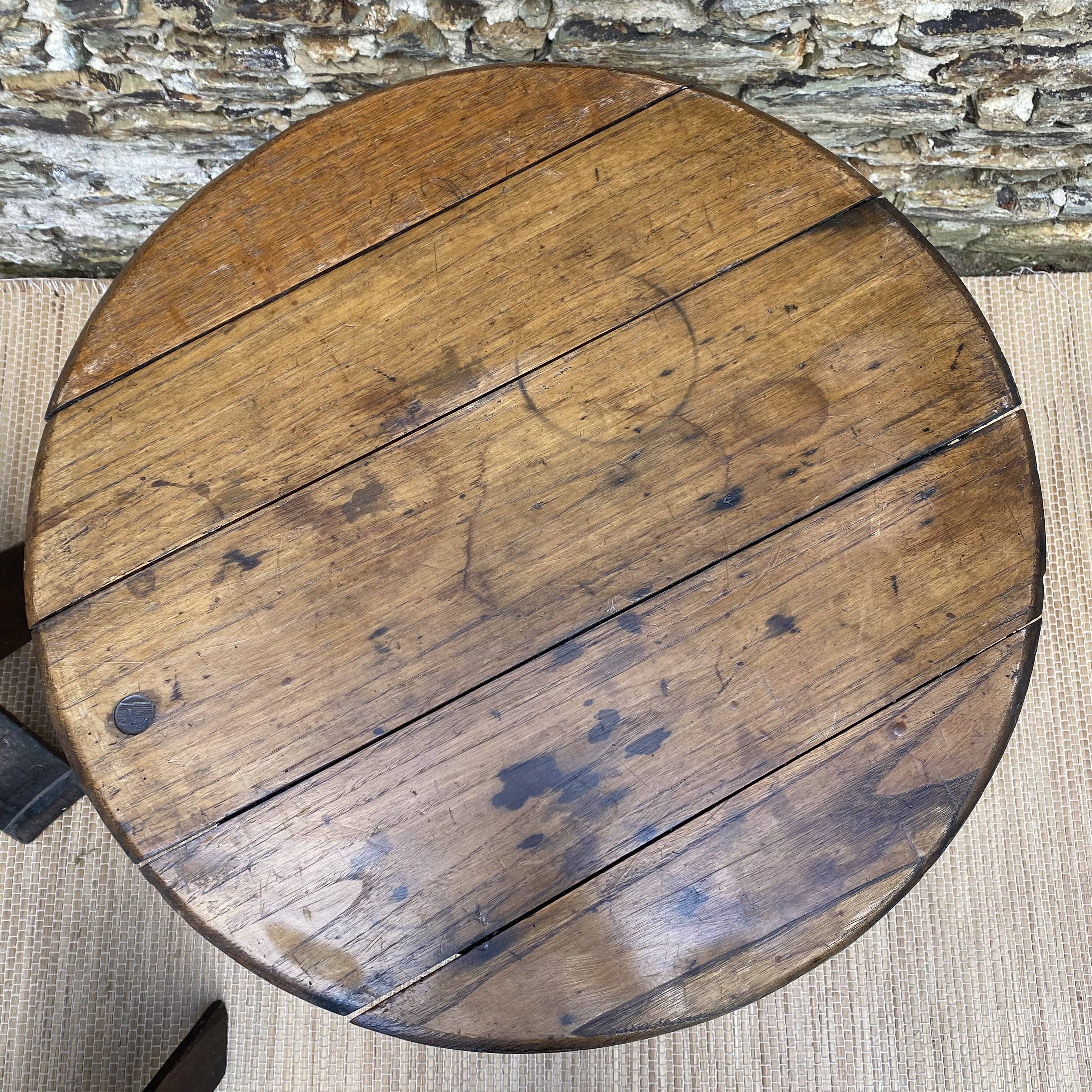 Ensemble table et chaises style brutaliste , cave à vin