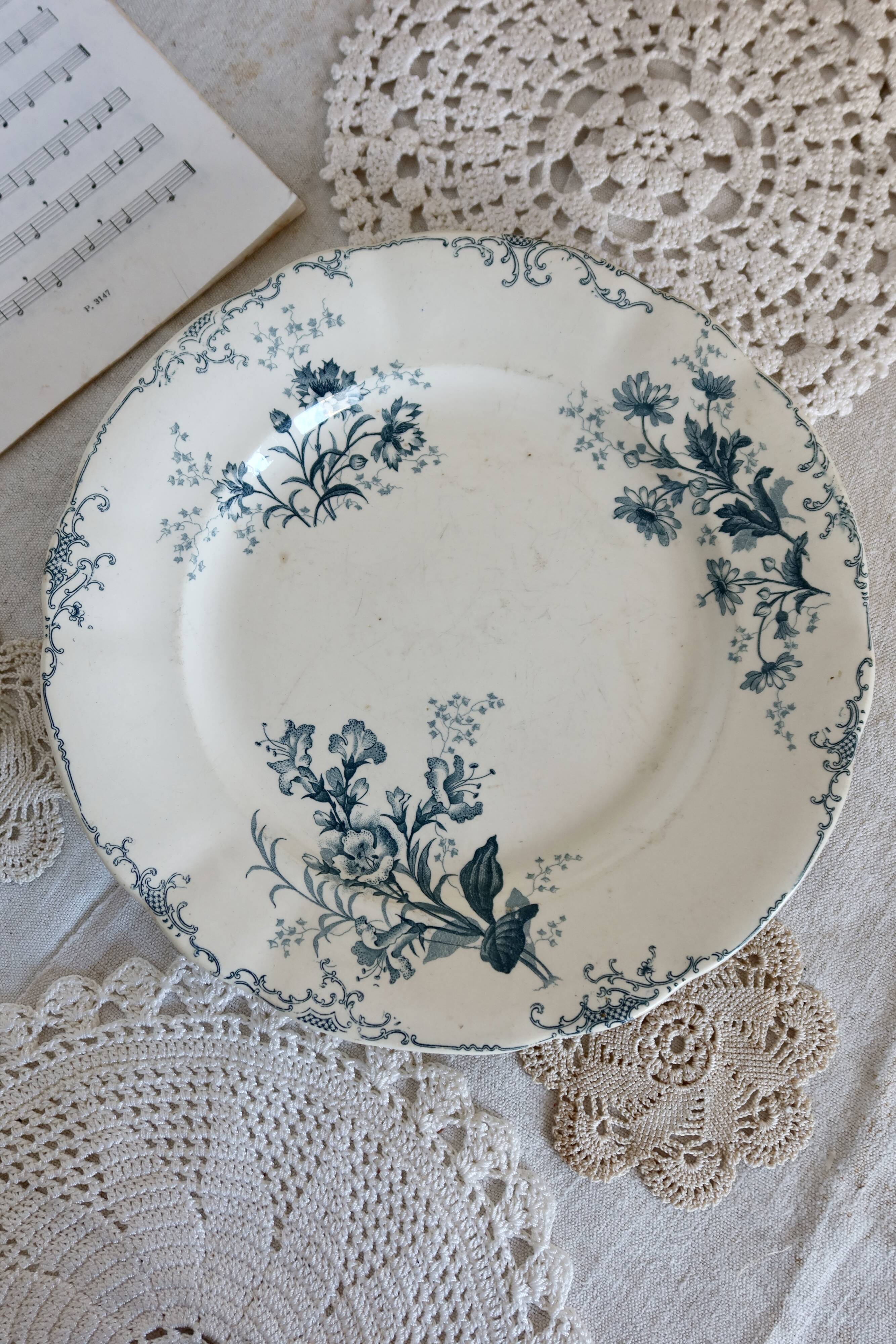 Round serving dish antique – Blue floral pattern – Weigelia model by Boch F