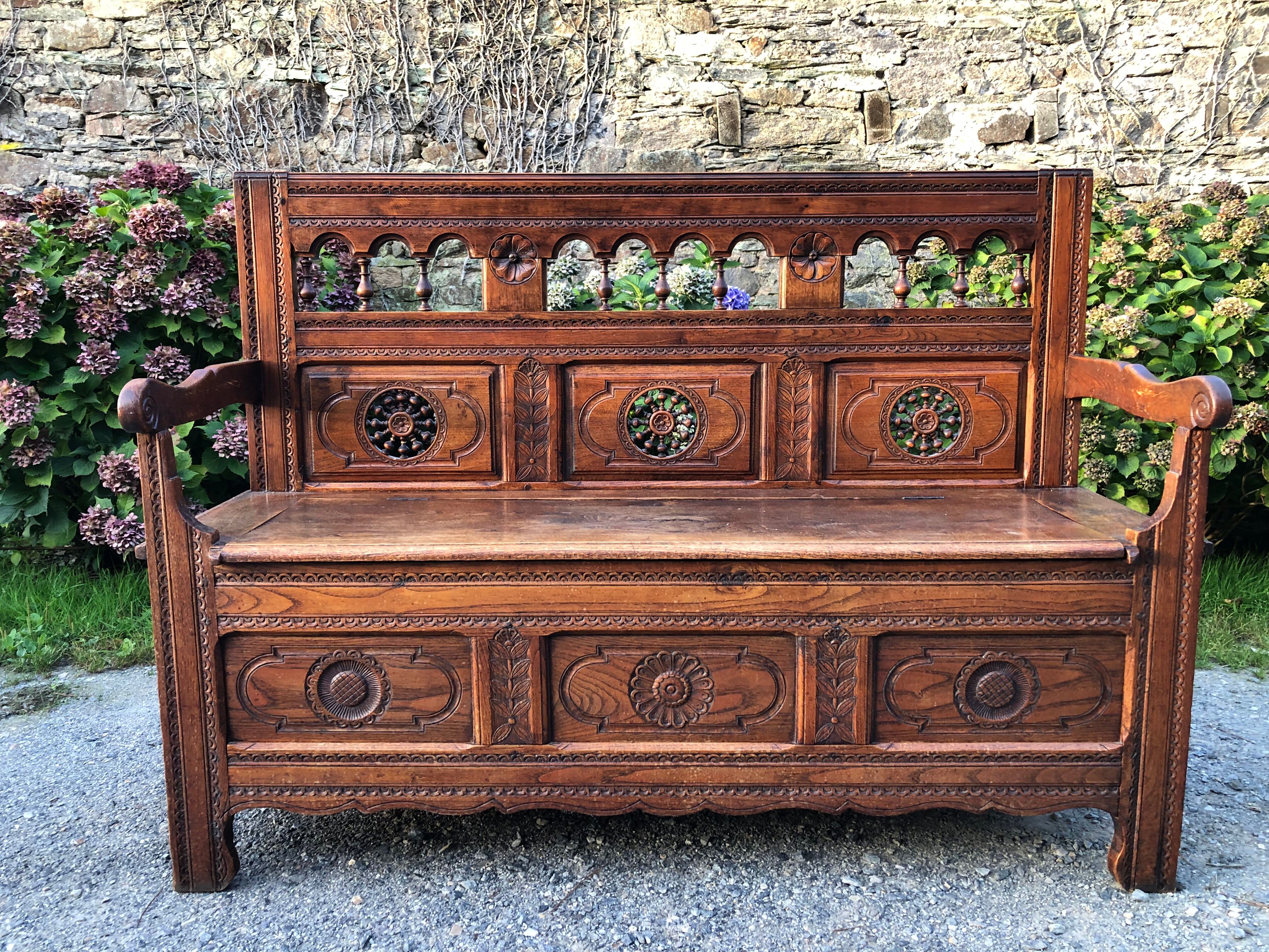 Breton chest bench carved from the early 20th century in solid oak.