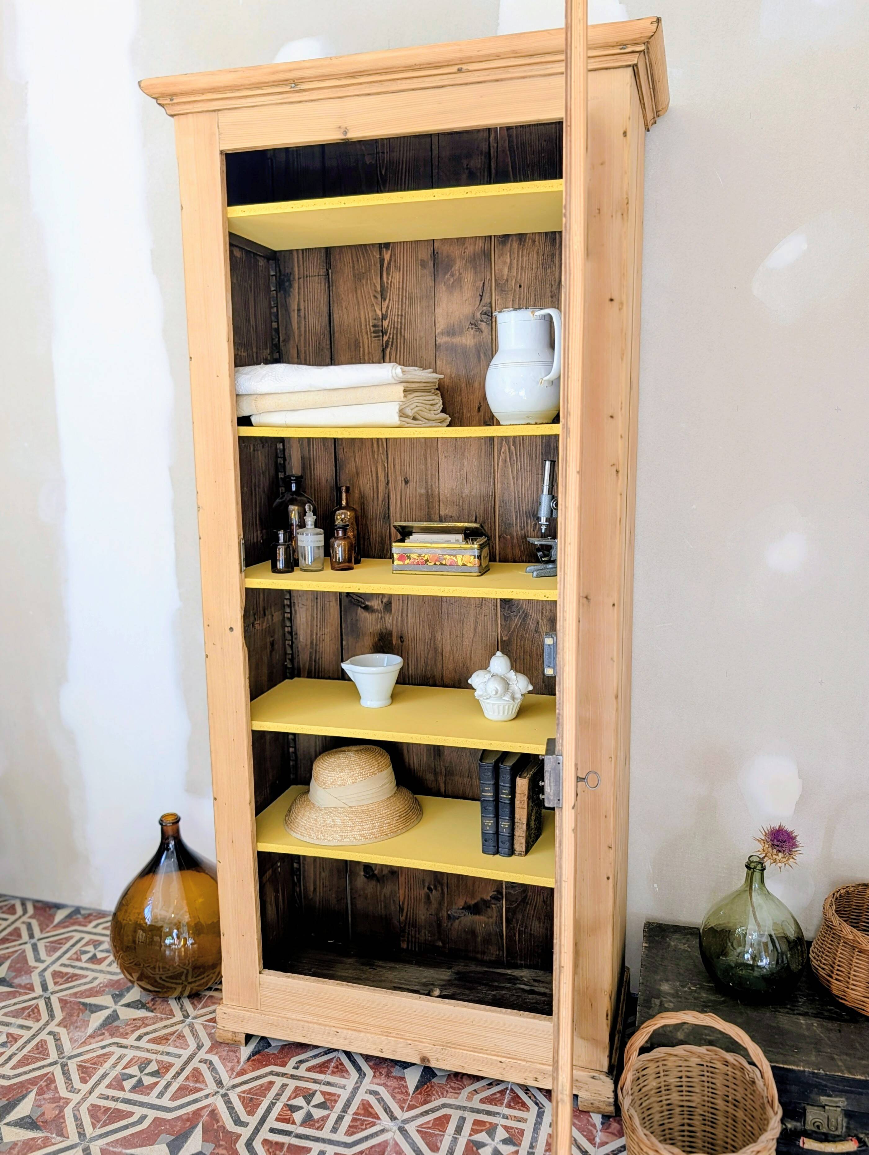 Bonnetière ancienne en pin décapé