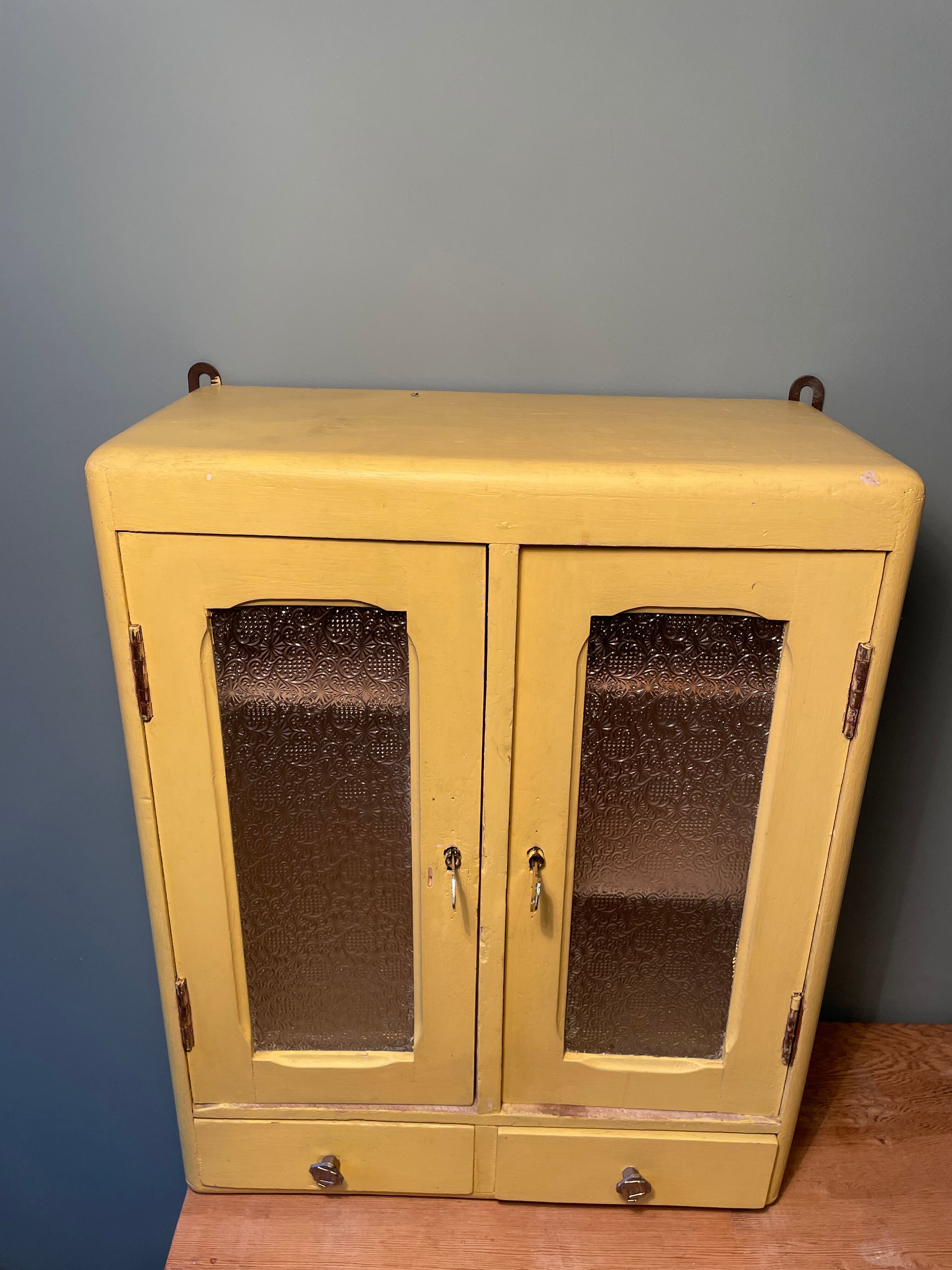 Armoire de toilette murale ancienne