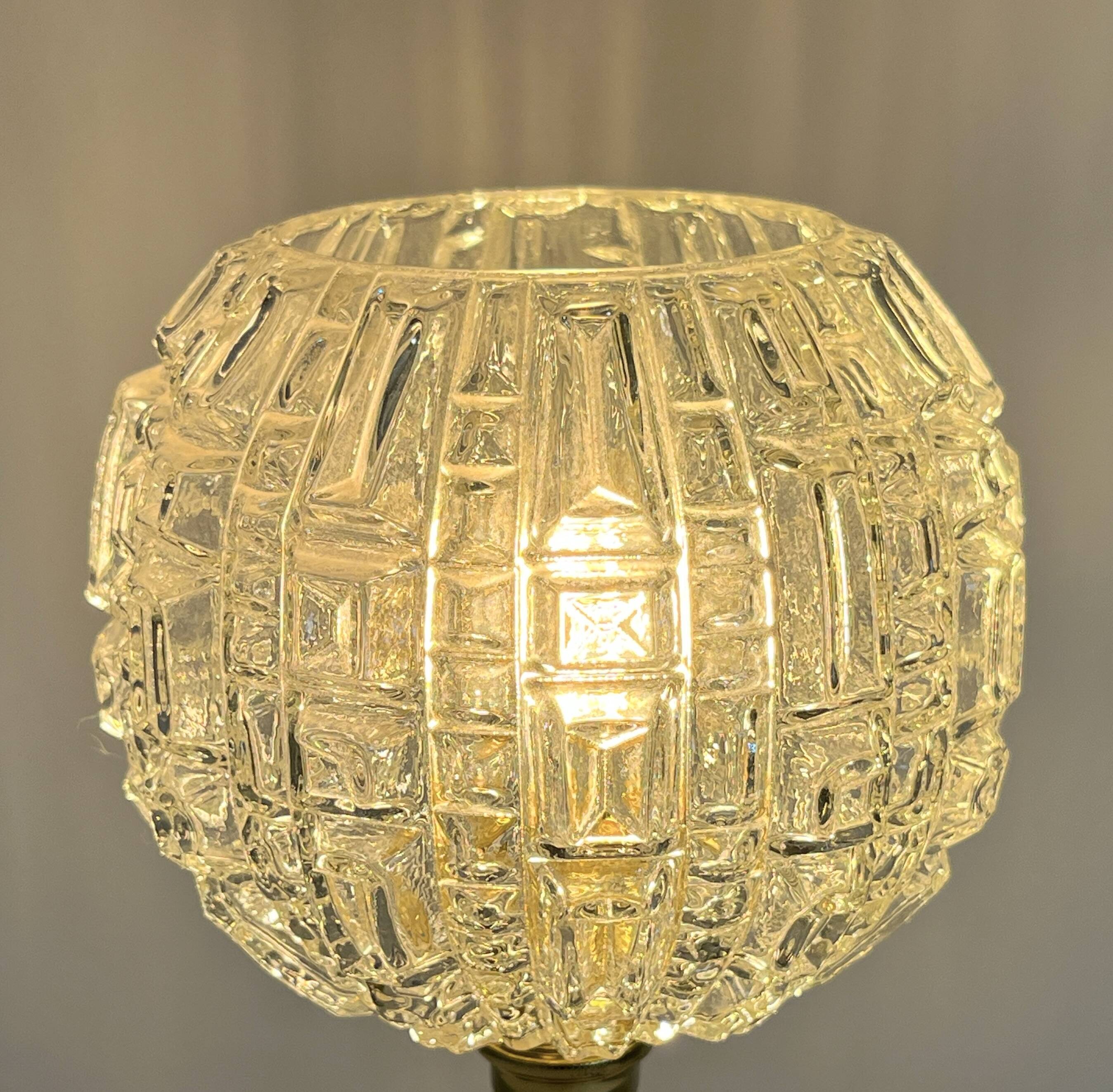 lampe chandelier en bronze doré XIXe avec globe en verre pointe de diamant
