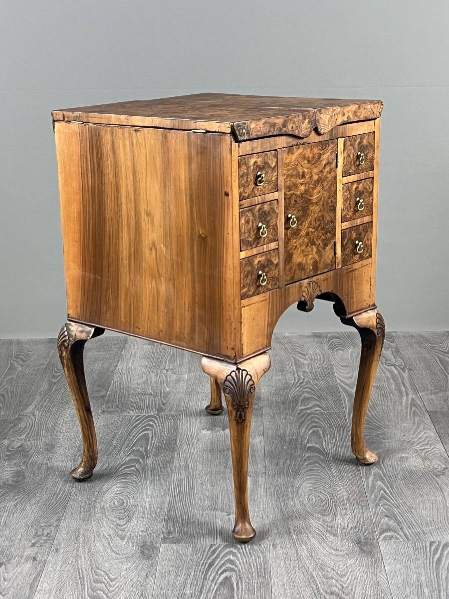 Bureau de style Queen Anne en placage de loupe de noyer, XXe siècle