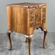 Bureau de style Queen Anne en placage de loupe de noyer, XXe siècle