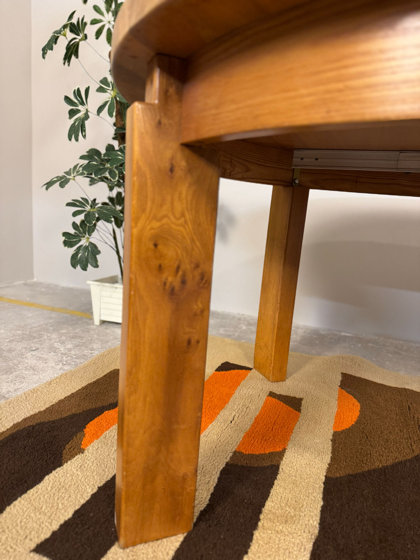 Round table with 1 extension in solid elm Regain, diameter 120 cm.