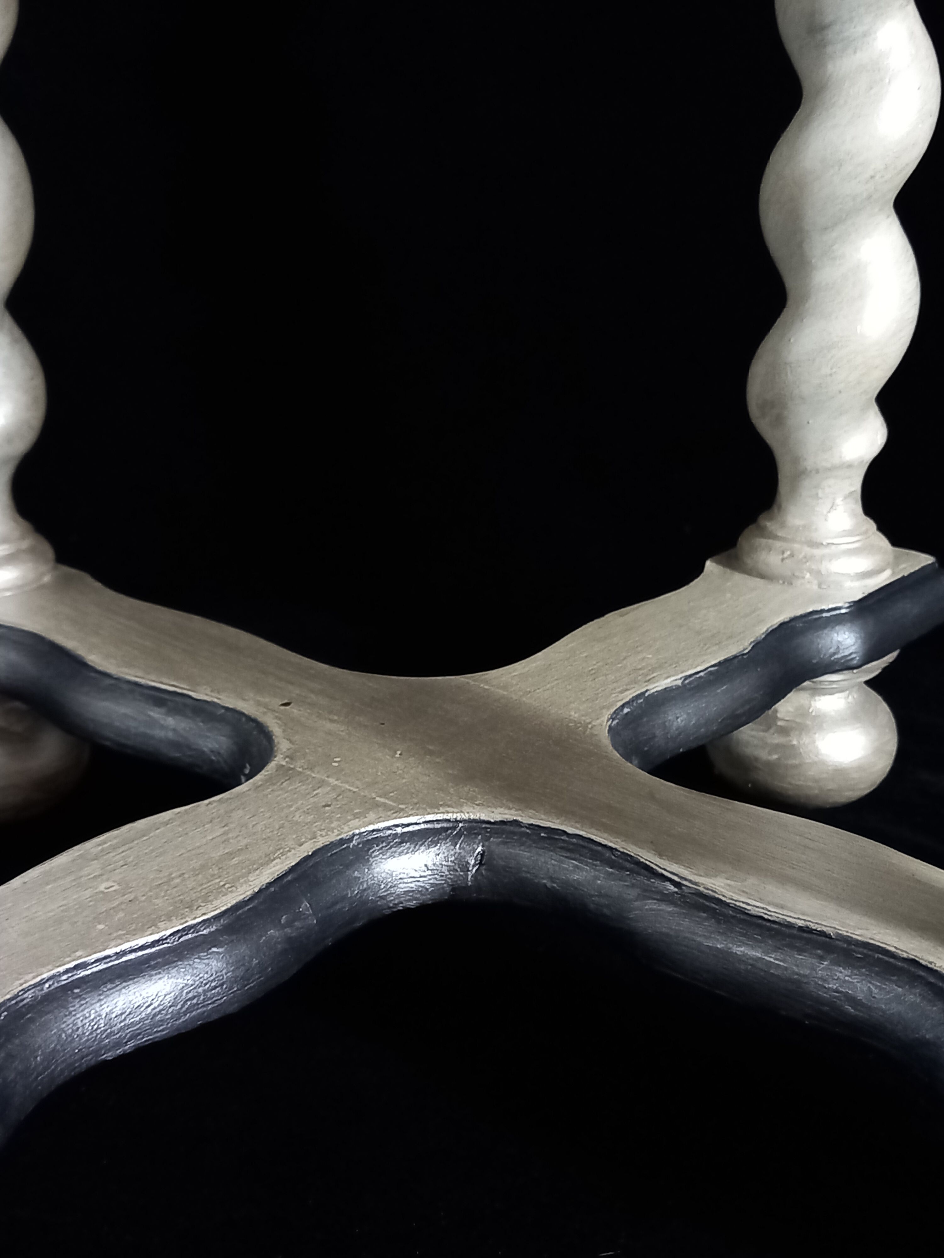 Pearly side table with twisted feet