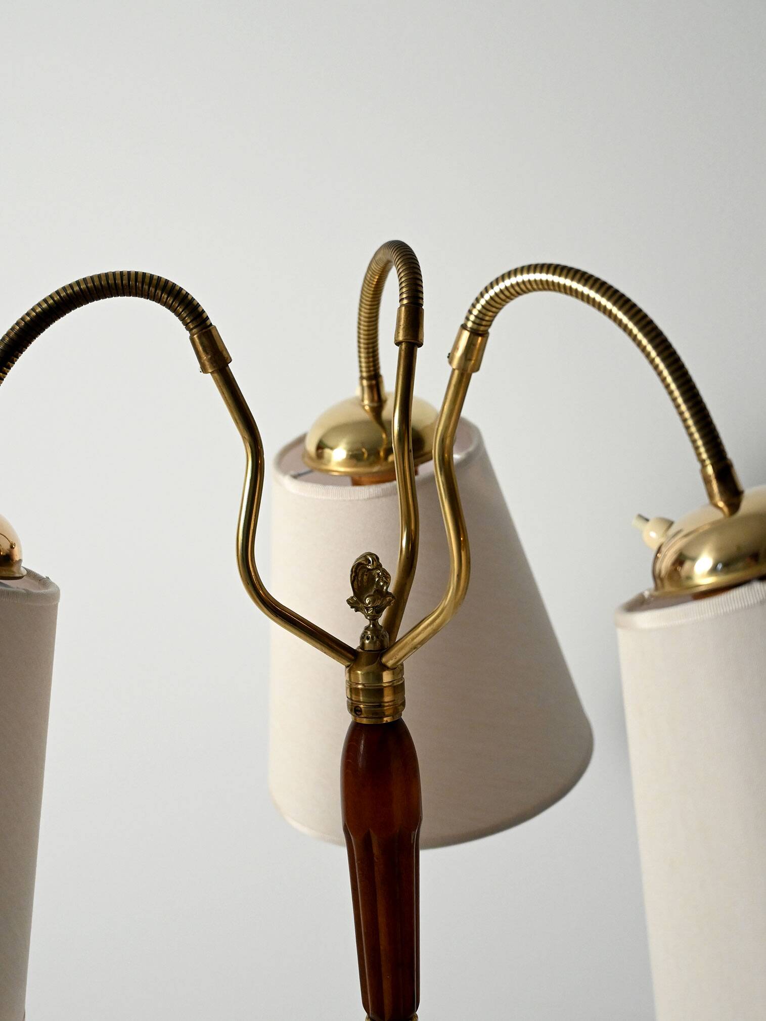 Lampadaire à trois bras en teck et laiton, Scandinavie, années 1940-1950