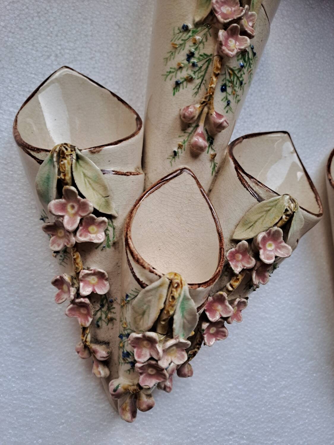Paire de bouquetiéres en barbotine