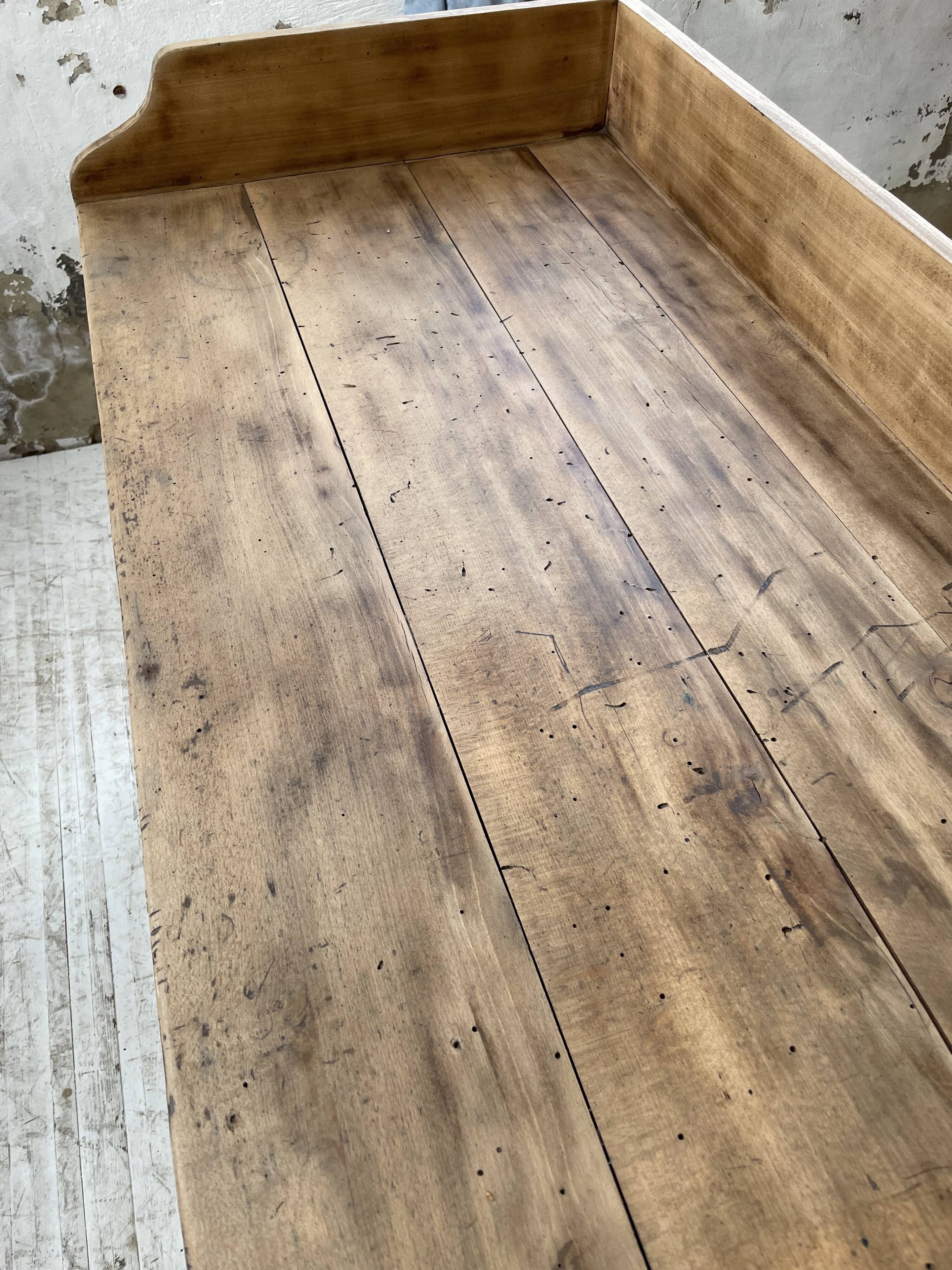 Trading counter central island pine