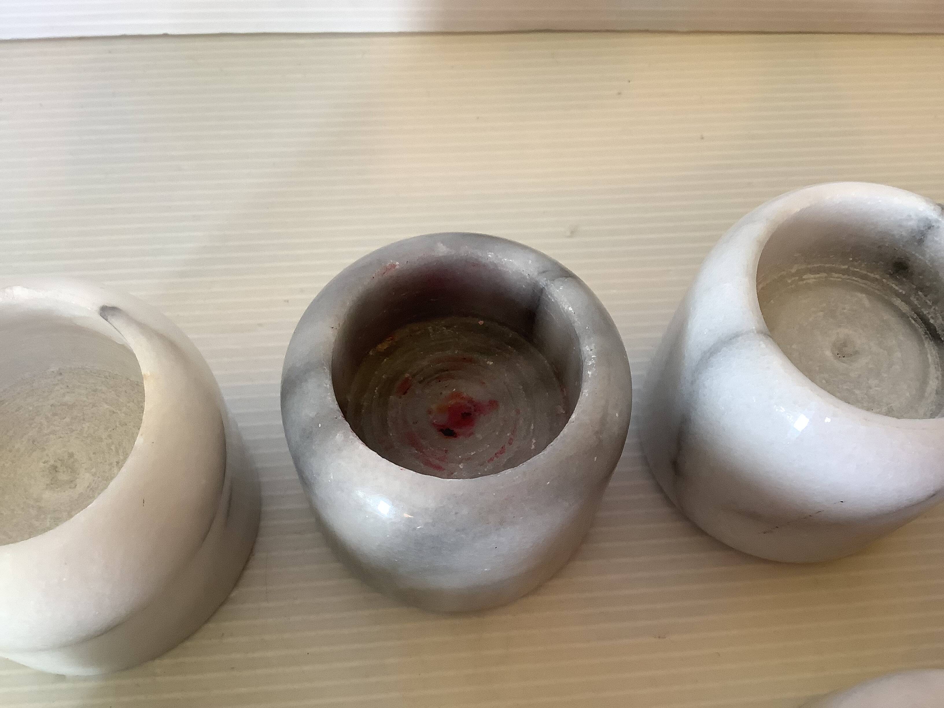 Six bougeoirs en marbre