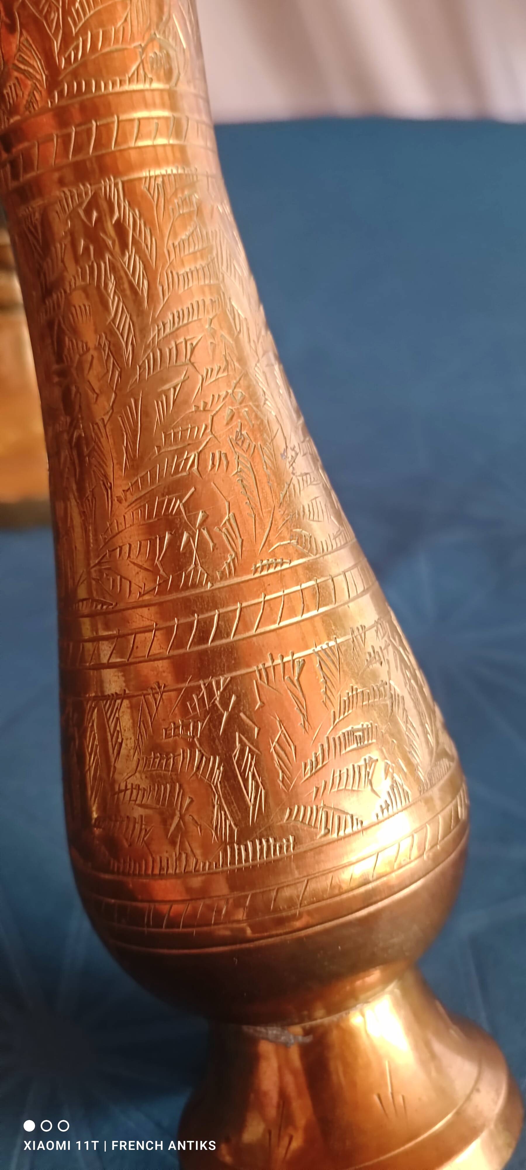 Chiseled brass vase with foliage decoration. Indian craftsmanship from the 19th century.