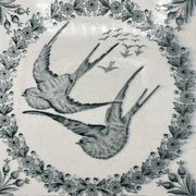 Dessous de plat en terre de fer – décor d’hirondelles – Faïencerie de Longwy
