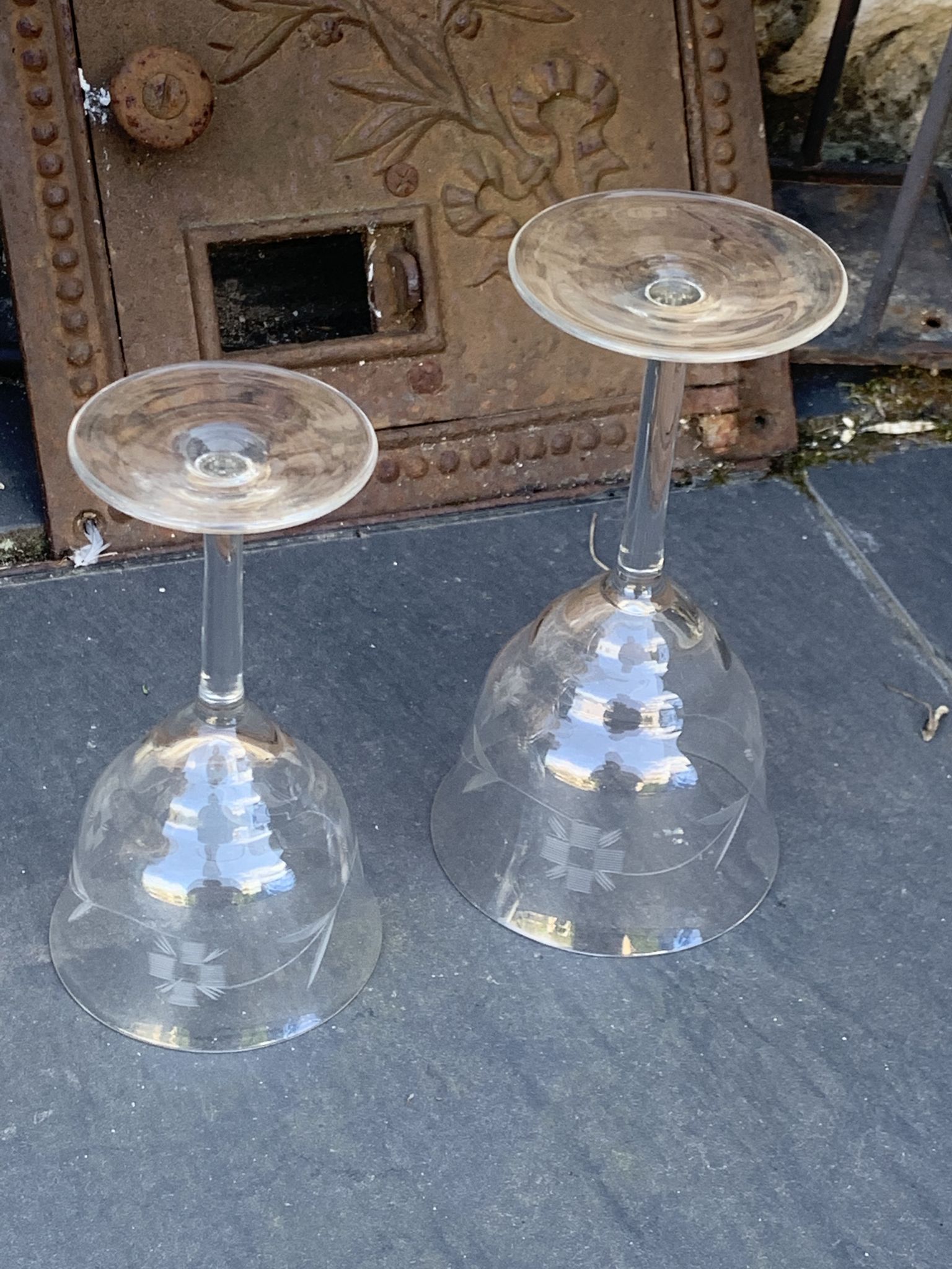4 verres à vin art déco, motif floral ciselé, verre et cristal