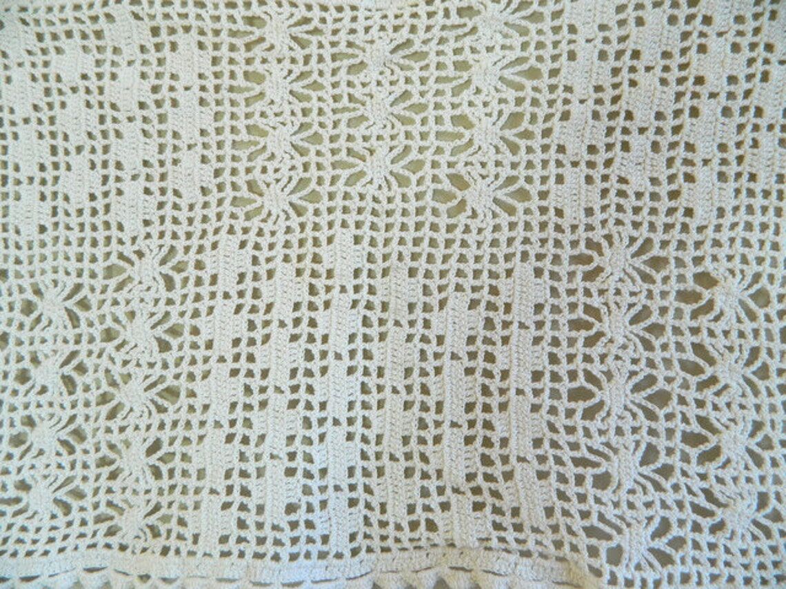 White cotton placemat and handmade lace