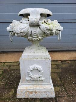 Vases anciens en fonte orné d'une tête de lion et de fleurs