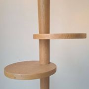 Lampadaire vintage en chêne massif à tablettes, années 1960