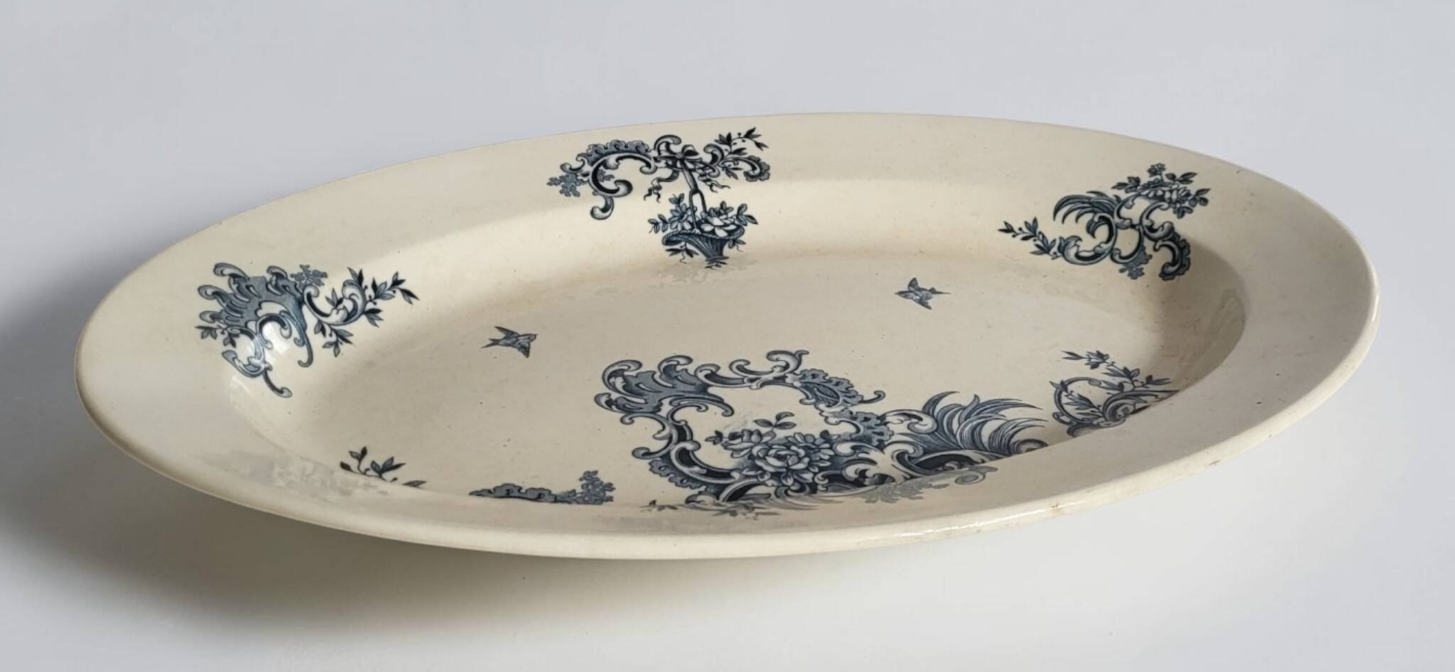 Plat ovale en faïence Boch BFK modèle Régent