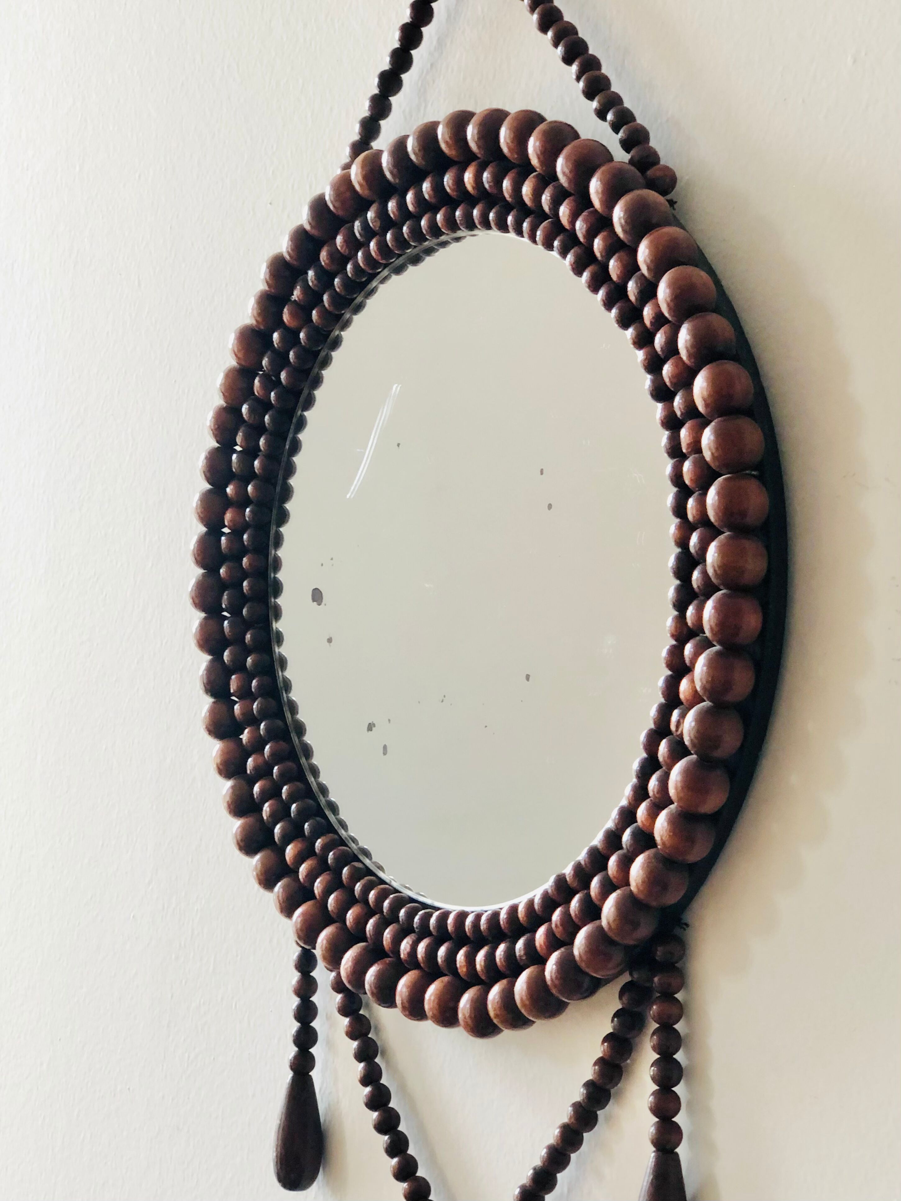 Miroir mural vintage en perles de bois