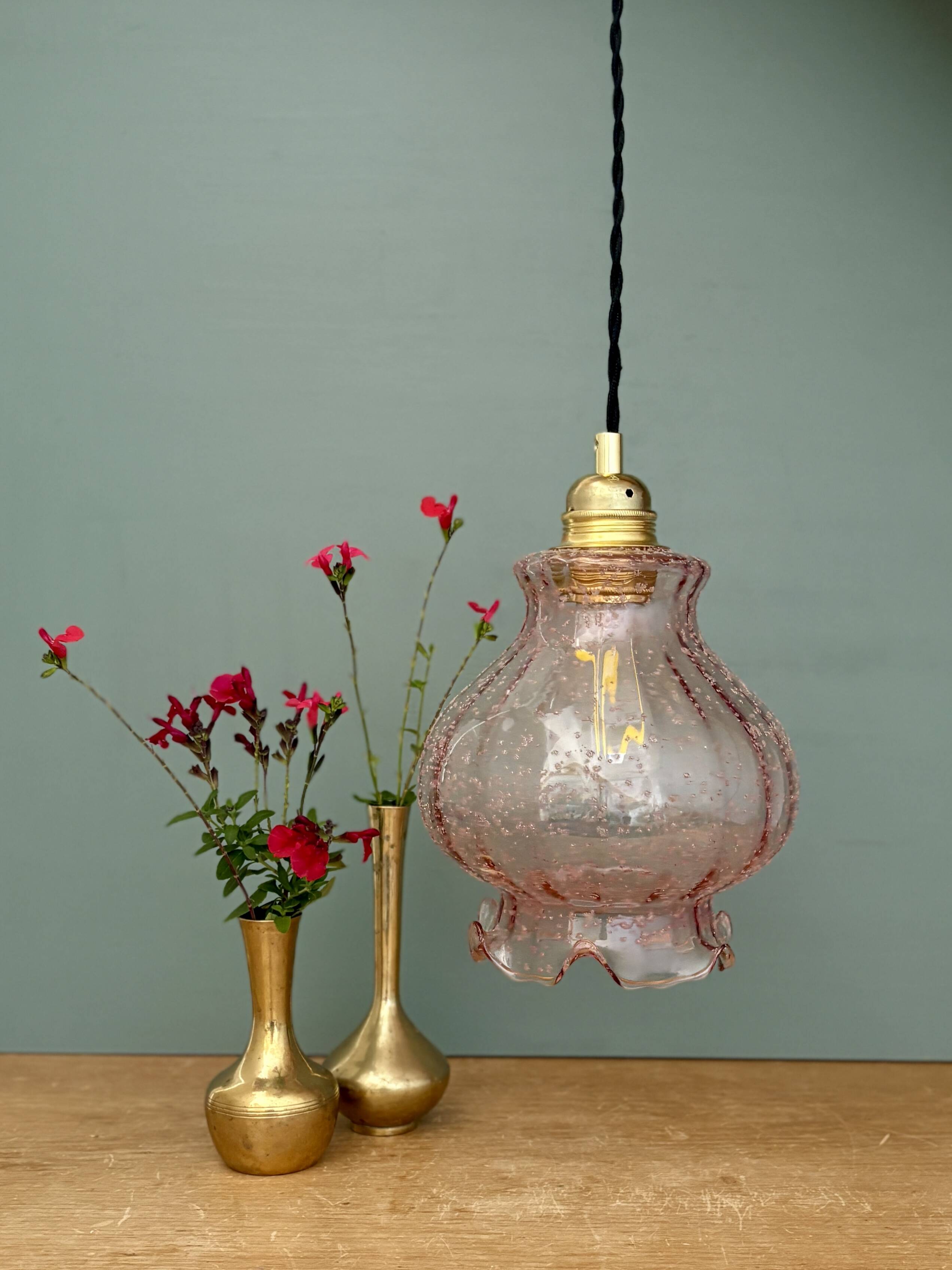 Suspension globe vintage en verre granité rose