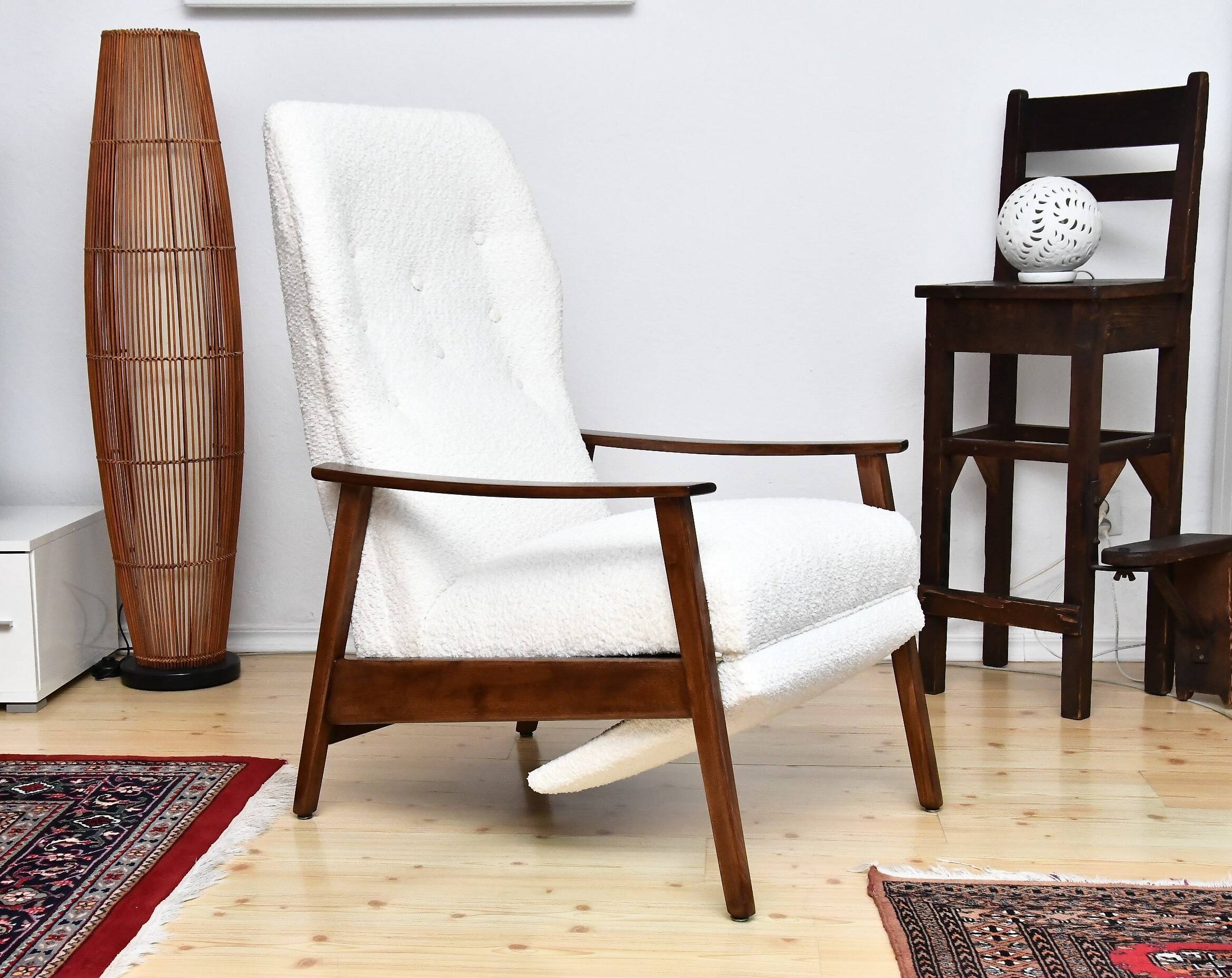 Fauteuil avec repose-pieds rabattable en Bouclé blanc crème, années 1960