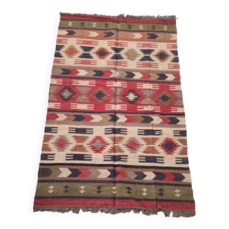 Tapis kilim en toile de jute et coton. 155cm x 260cm